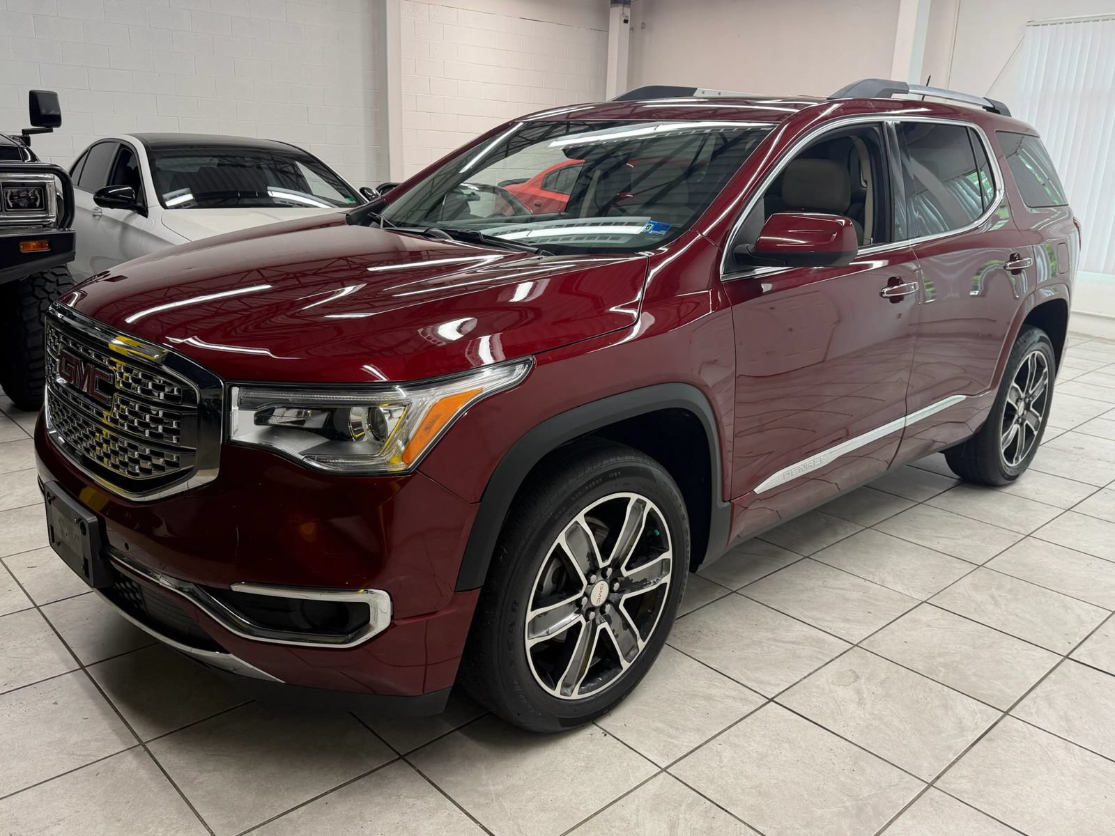 Used 2017 GMC Acadia Denali w/ Technology Package FWD image 3