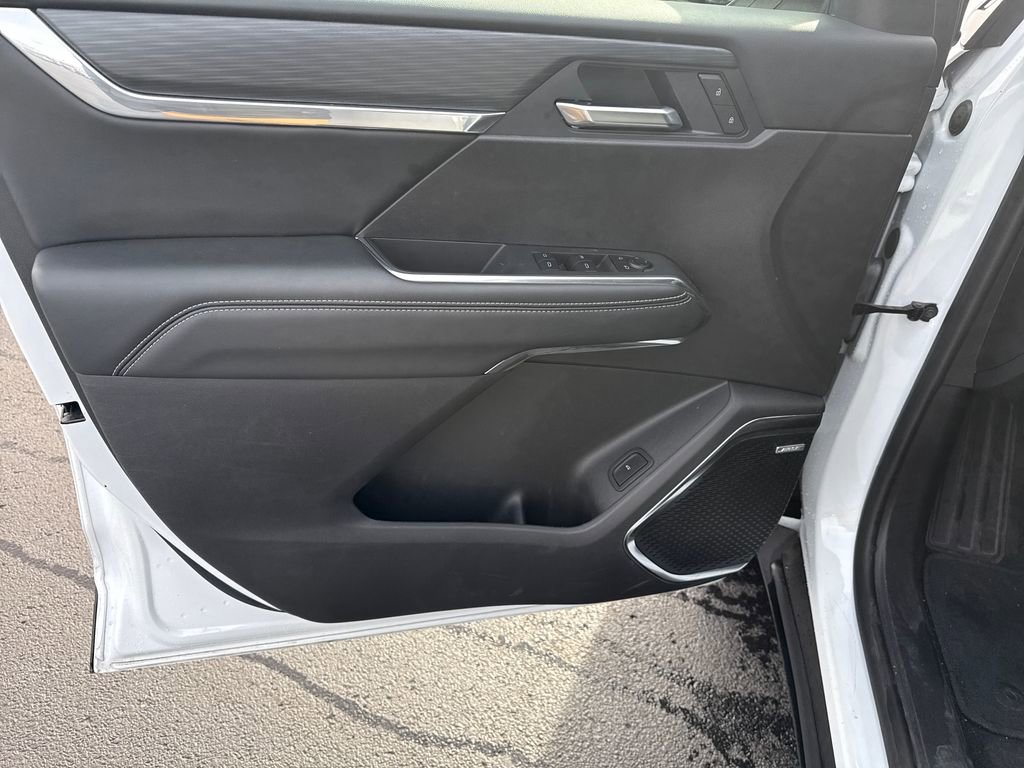 Used 2025 GMC Acadia Elevation image 10