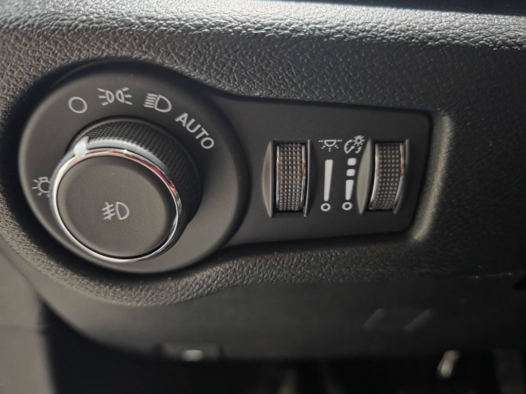 New 2026 Chrysler Pacifica Select FWD image 38