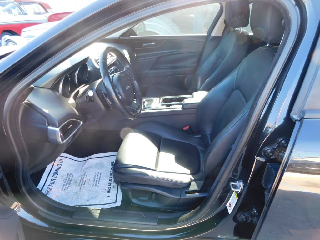 Used 2017 Jaguar XE Premium RWD image 22