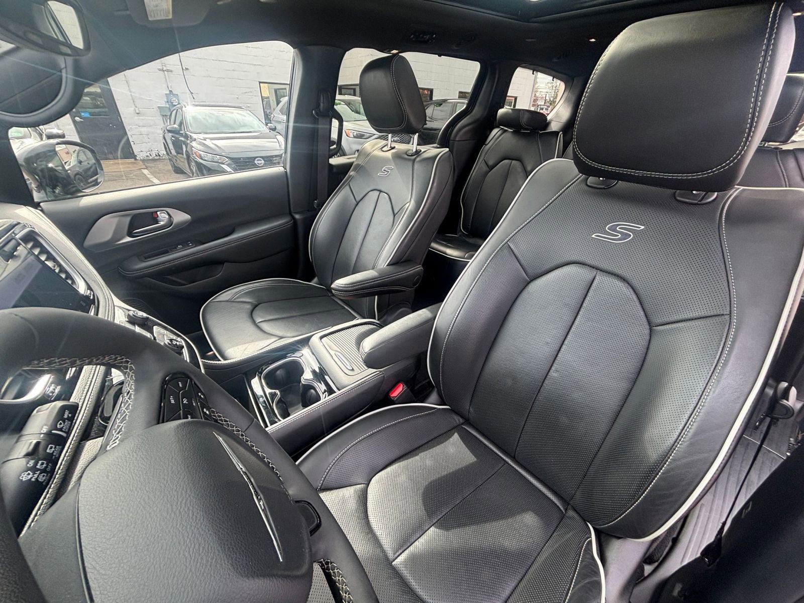 Used 2025 Chrysler Pacifica Limited image 41