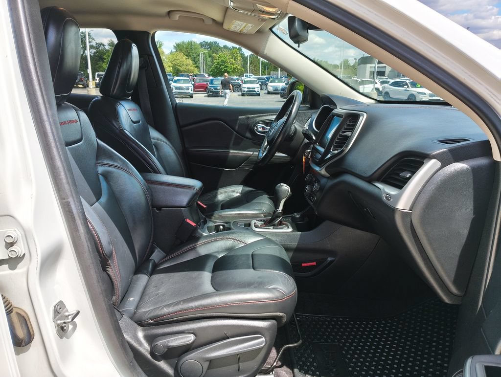 Used 2016 Jeep Cherokee Trailhawk w/ Leather Interior Group AWD/4WD image 12