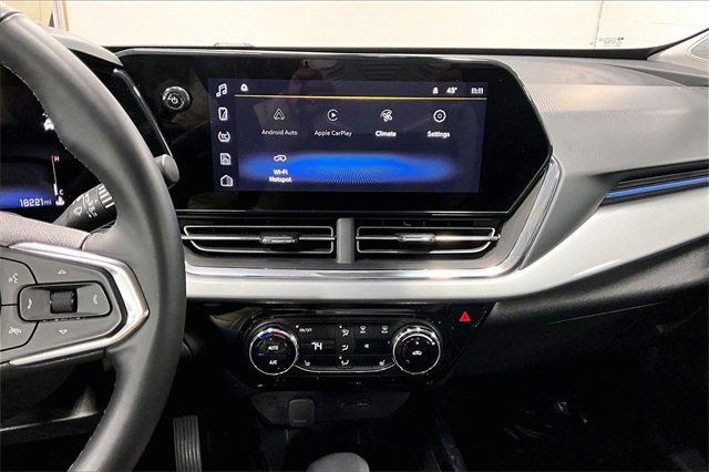 Used 2025 Chevrolet Trax LT w/ LT Convenience Package image 4