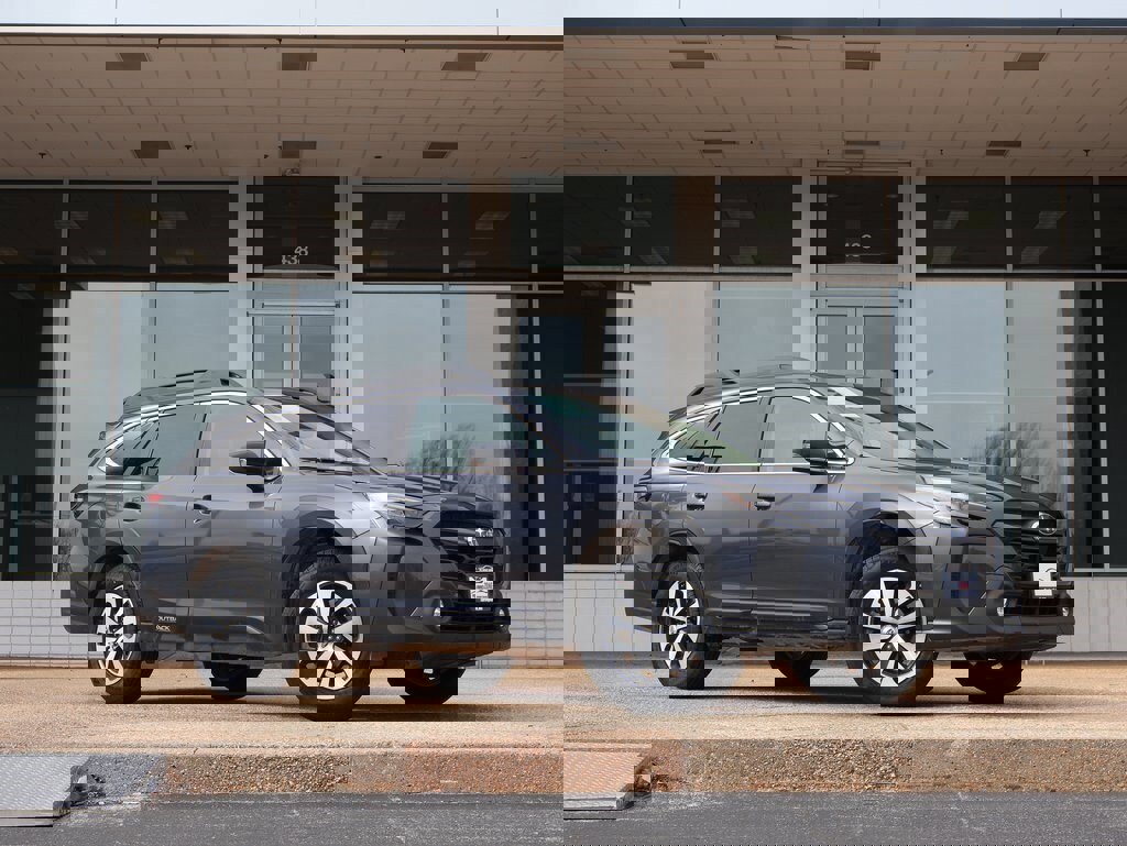 Used 2023 Subaru Outback Premium image 2