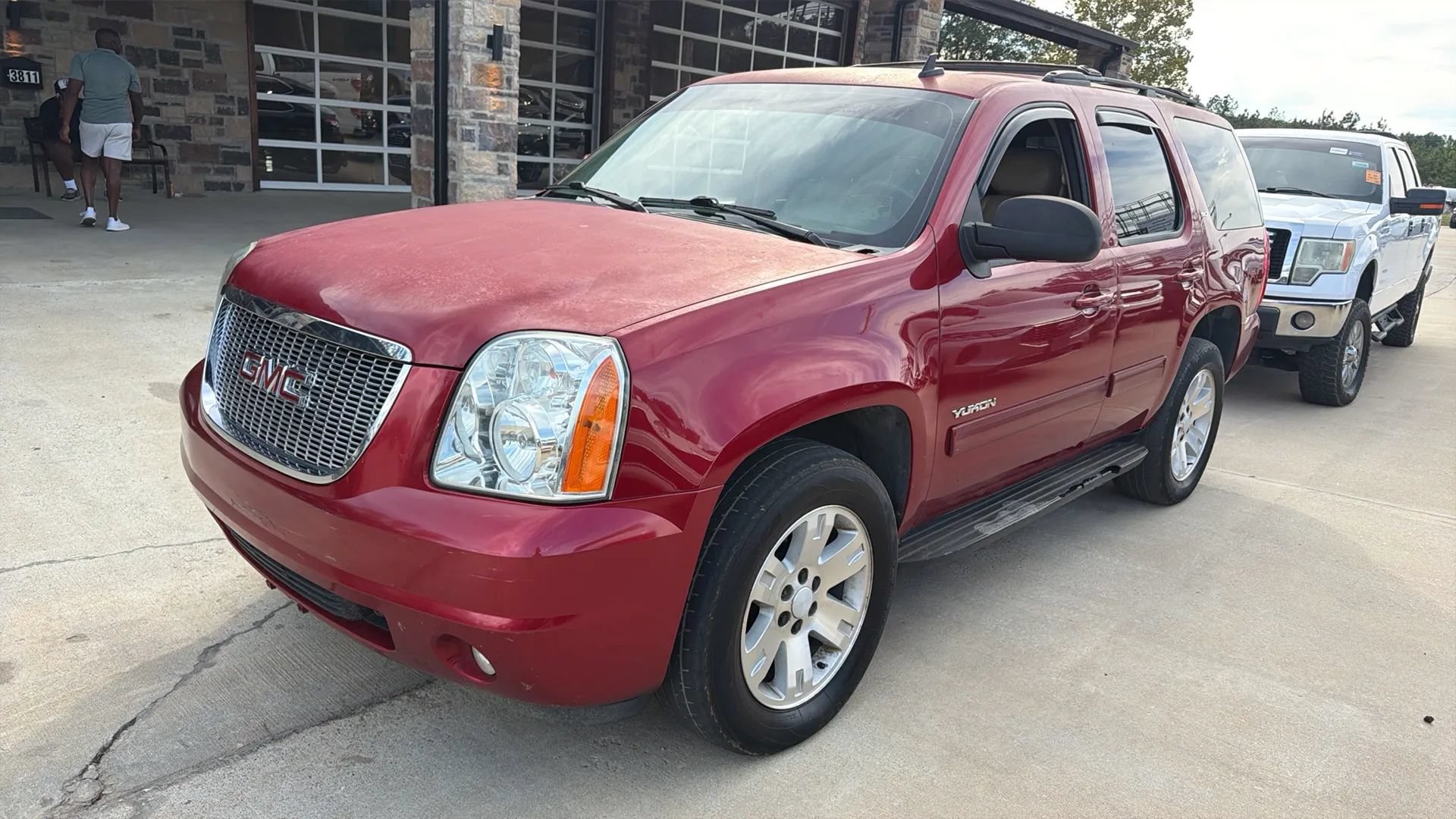 Used 2013 GMC Yukon SLT w/ SLT-2 Equipment Package AWD/4WD image 1
