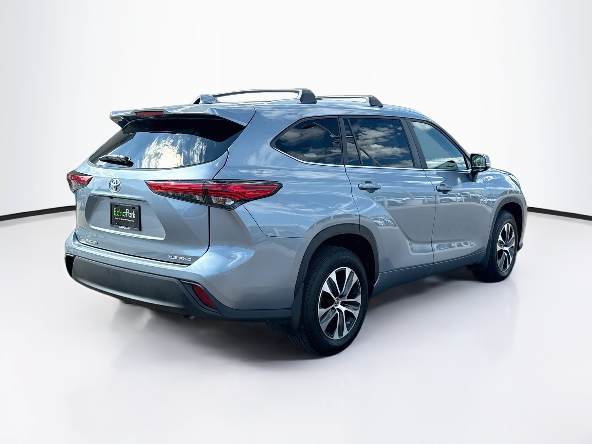 Used 2023 Toyota Highlander XLE AWD/4WD image 9