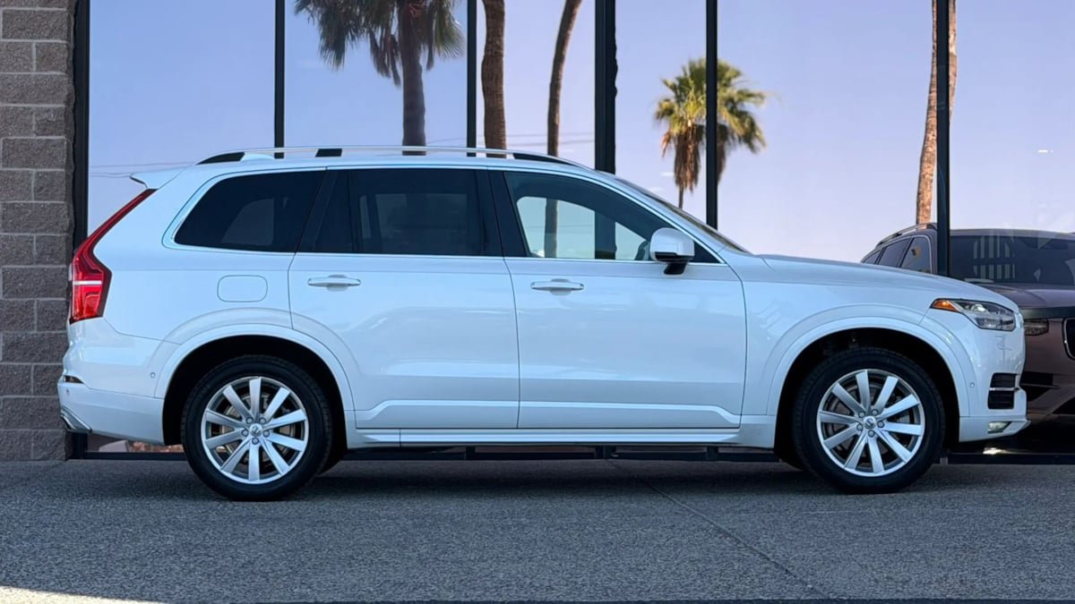 Used 2016 Volvo XC90 T6 Momentum w/ Momentum Plus Package AWD/4WD image 19