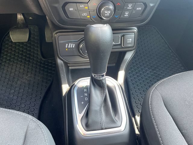Used 2023 Jeep Renegade Latitude w/ Sun/Sound Group AWD/4WD image 34