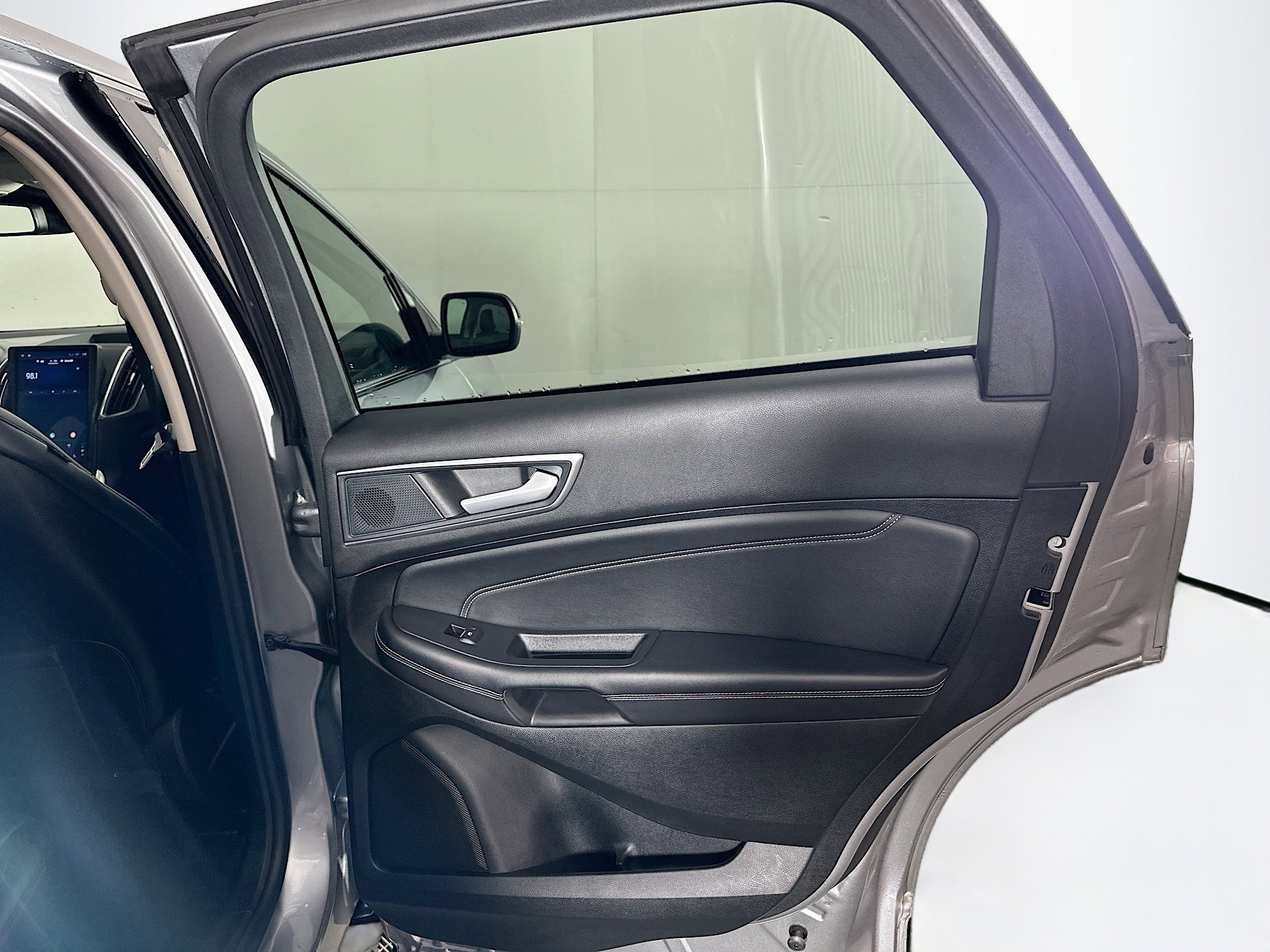 Used 2024 Ford Edge Titanium image 28