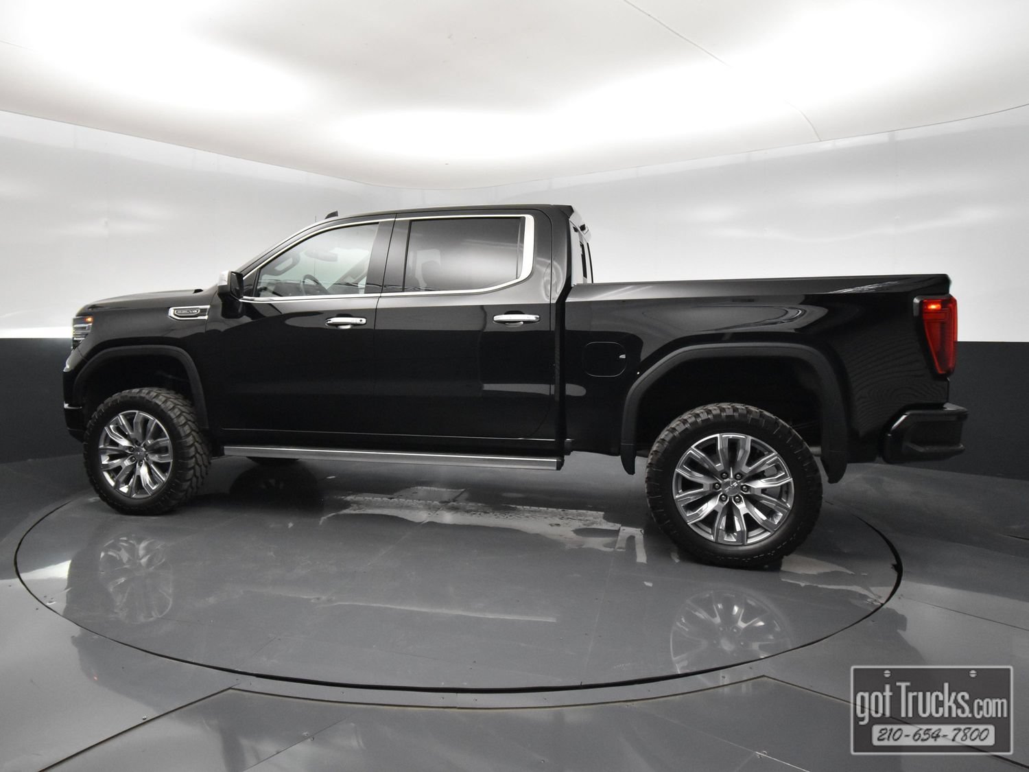 Used 2024 GMC Sierra 1500 Denali w/ Denali Reserve Package AWD/4WD image 3