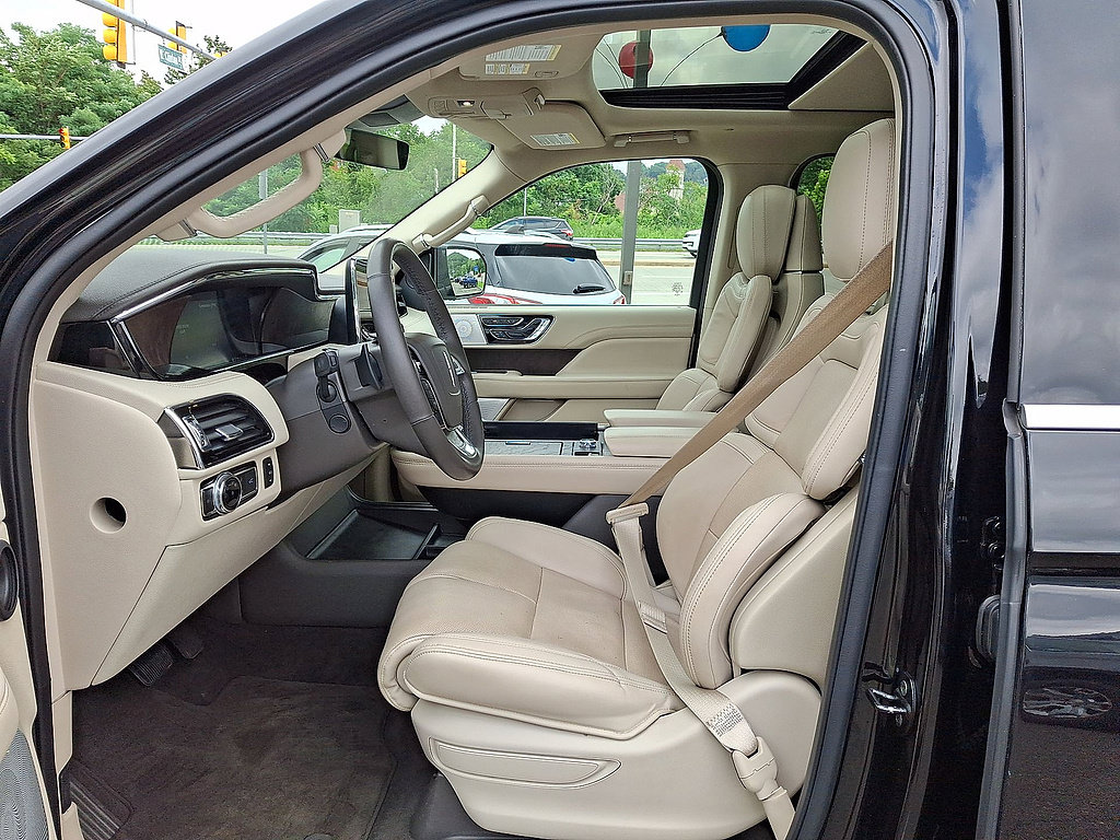 Used 2021 Lincoln Navigator Reserve w/ Luxury Package AWD/4WD image 11