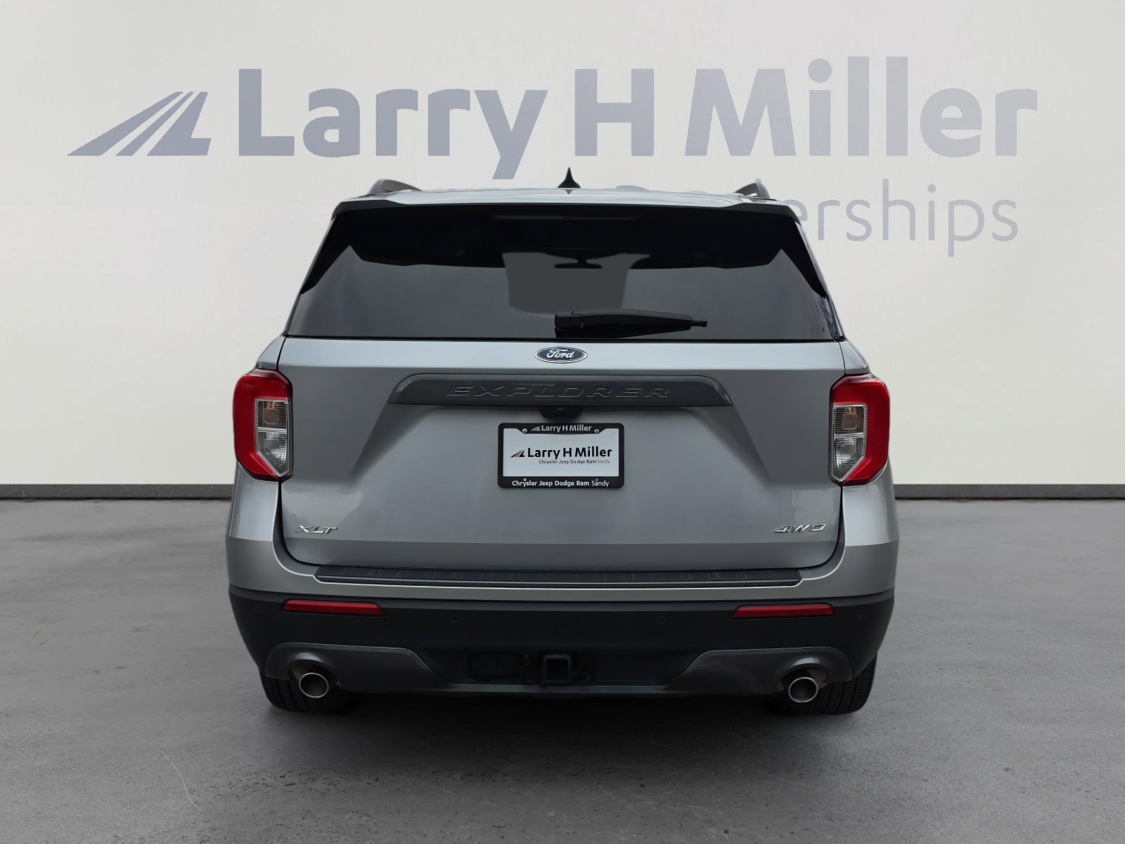 Used 2024 Ford Explorer XLT w/ Equipment Group 202A image 4