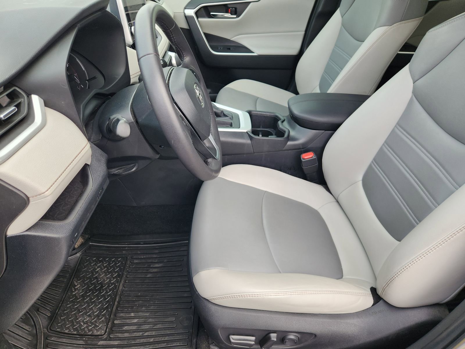 Used 2023 Toyota RAV4 XLE Premium image 16