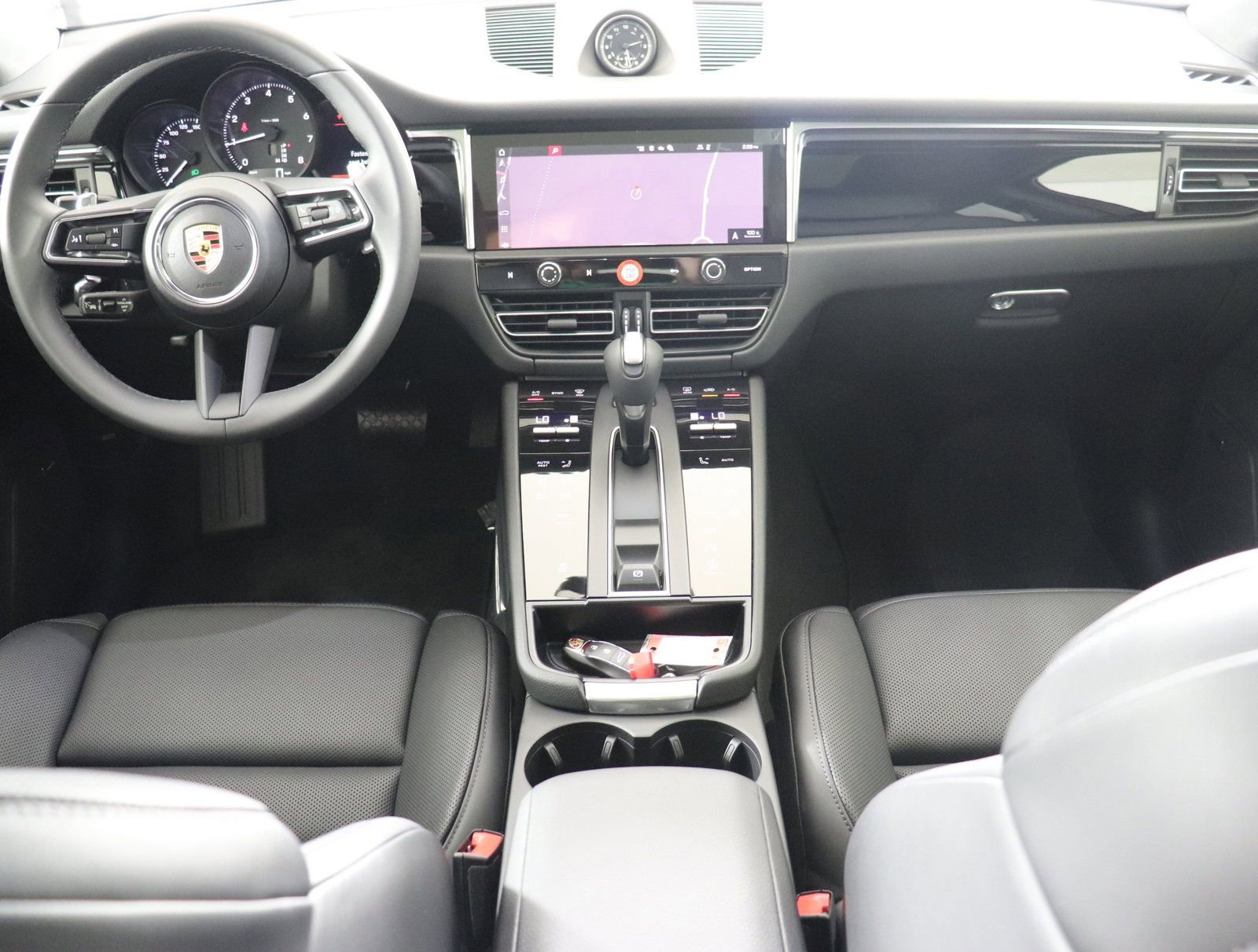 Certified 2025 Porsche Macan image 19