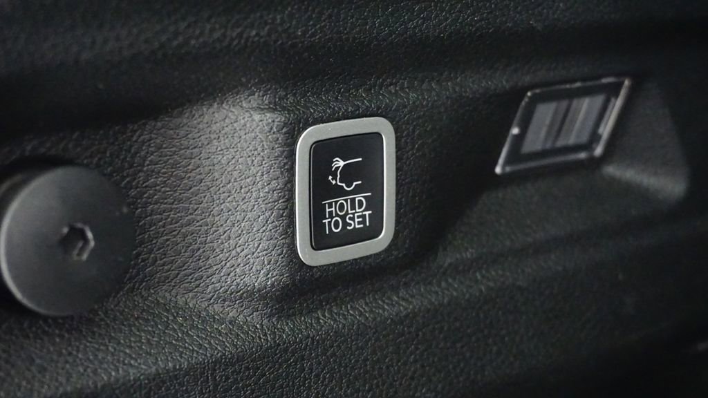 Used 2023 Jeep Grand Cherokee L Laredo image 13