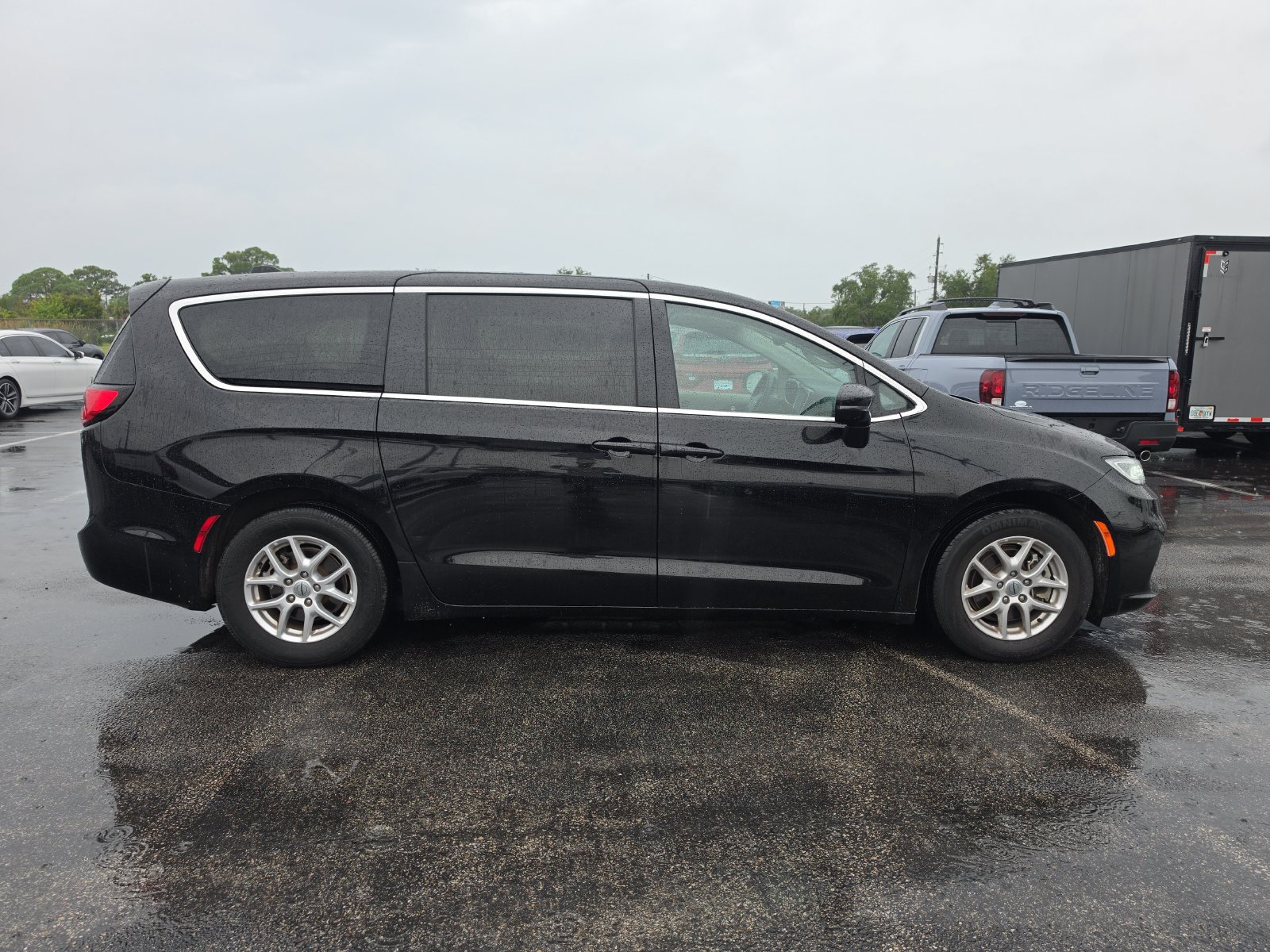 Used 2024 Chrysler Pacifica Touring-L FWD image 3