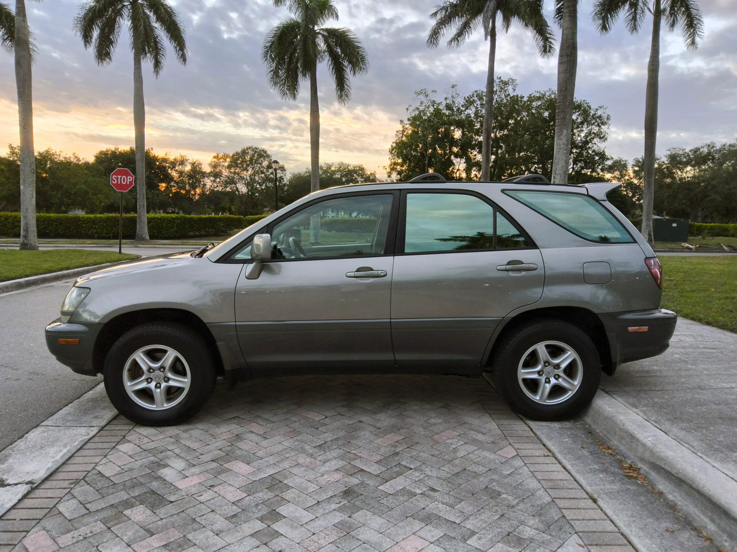 Used 2000 Lexus RX 300 4WD w/ Premium Pkg image 4
