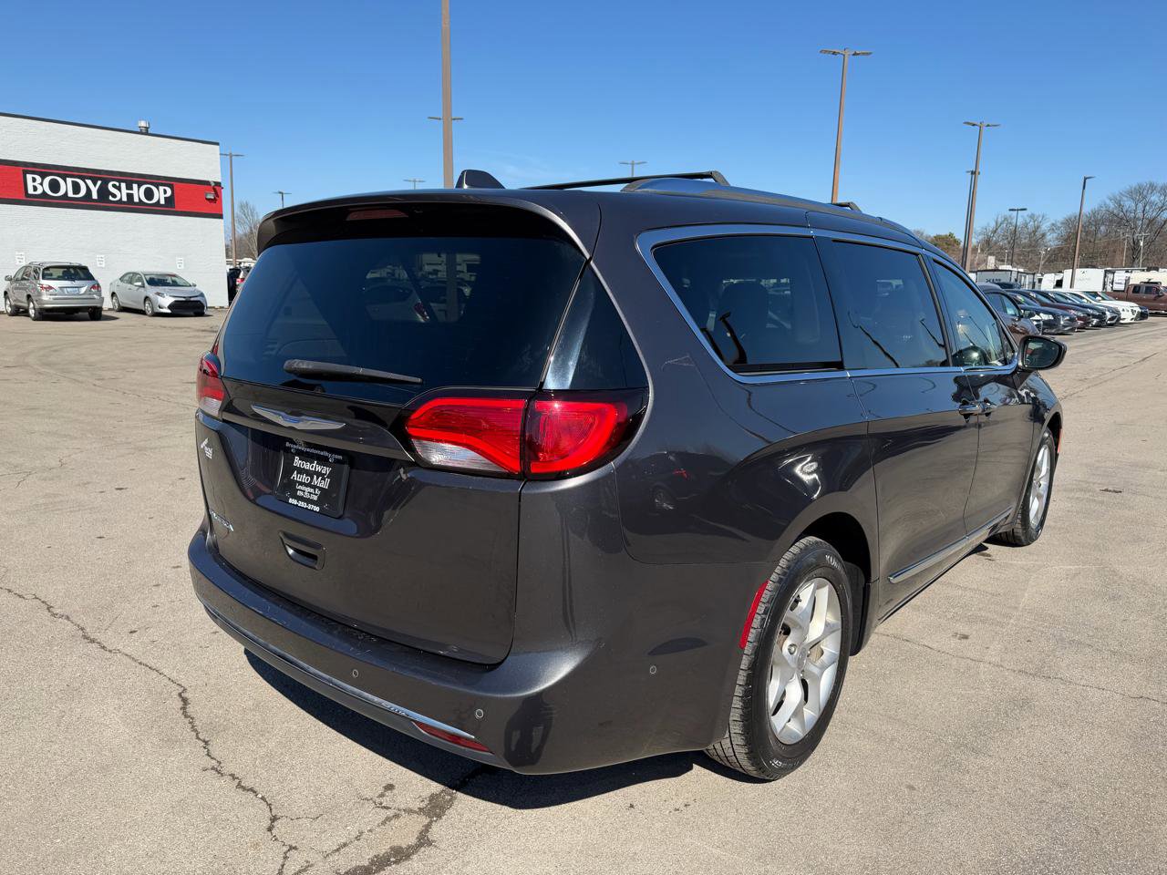 Used 2018 Chrysler Pacifica Touring-L w/ Advanced Safetytec Group image 3