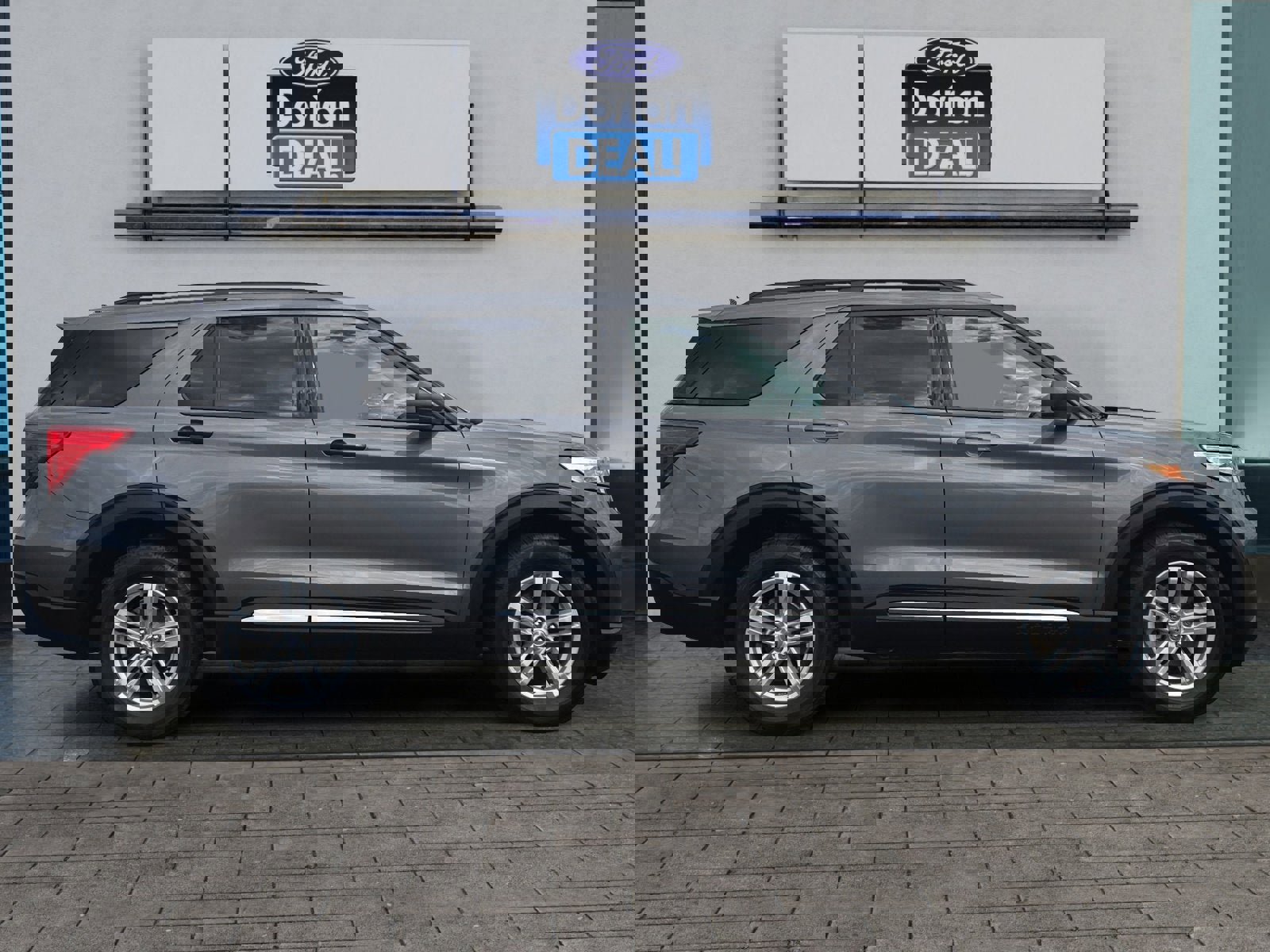 Certified 2022 Ford Explorer XLT w/ Equipment Group 202A image 2