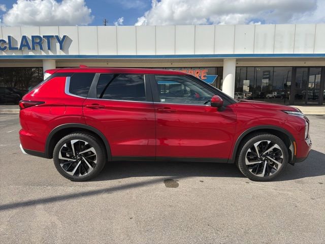 Used 2023 Mitsubishi Outlander SE image 3