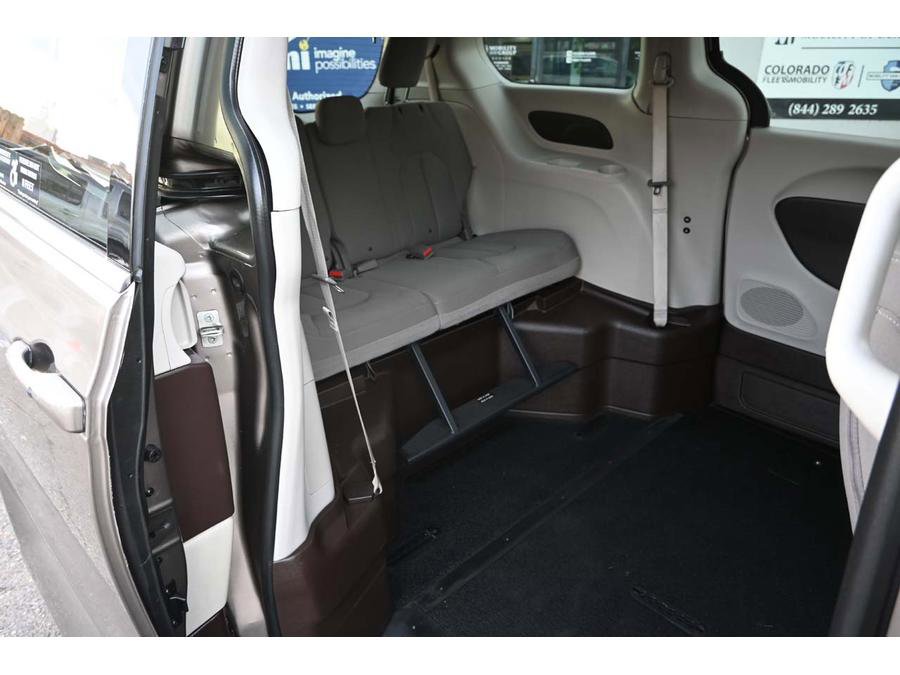 Used 2017 Chrysler Pacifica Touring FWD image 18