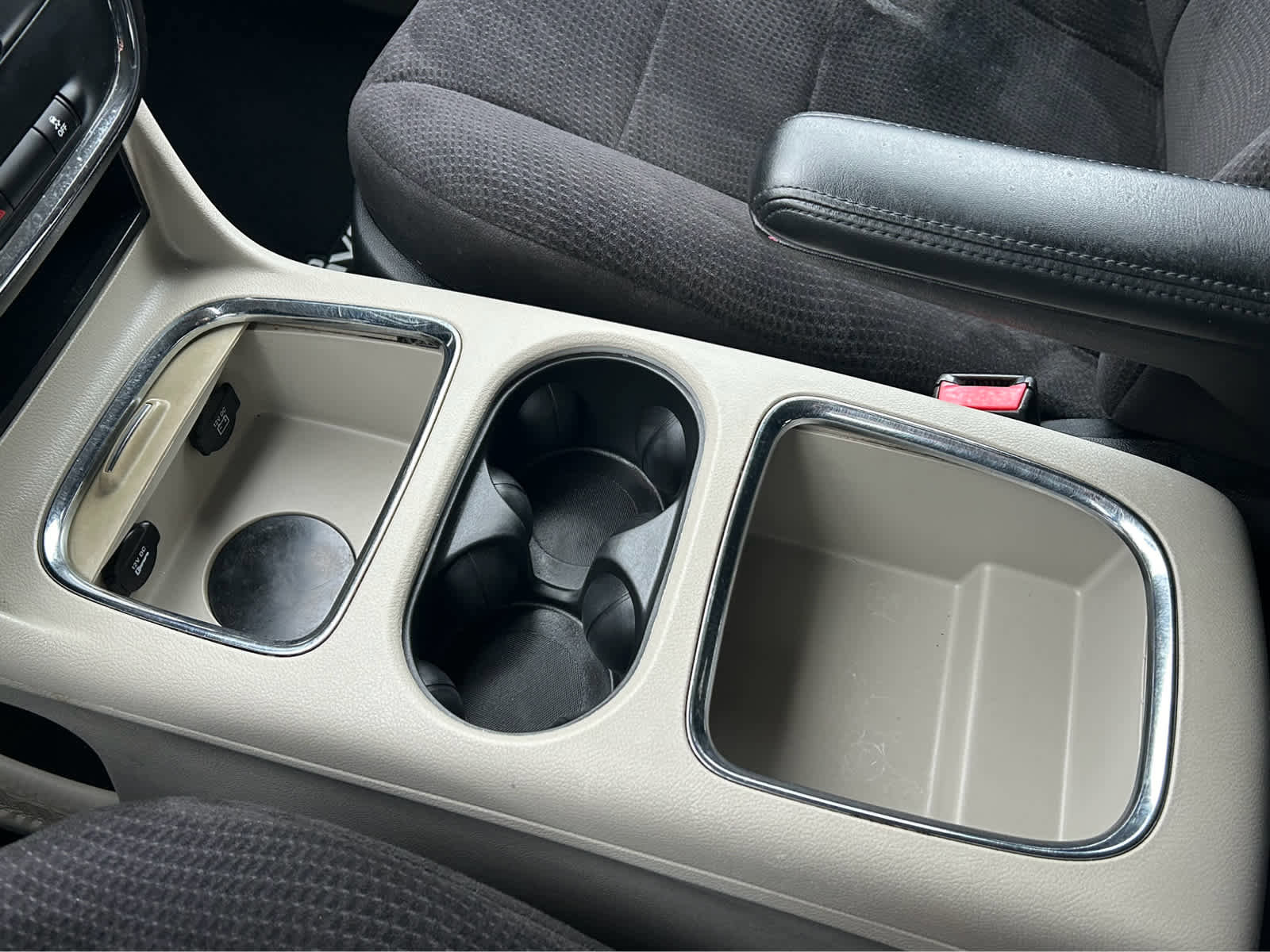 Used 2014 Dodge Grand Caravan SXT w/ UConnect Hands-Free Group image 32