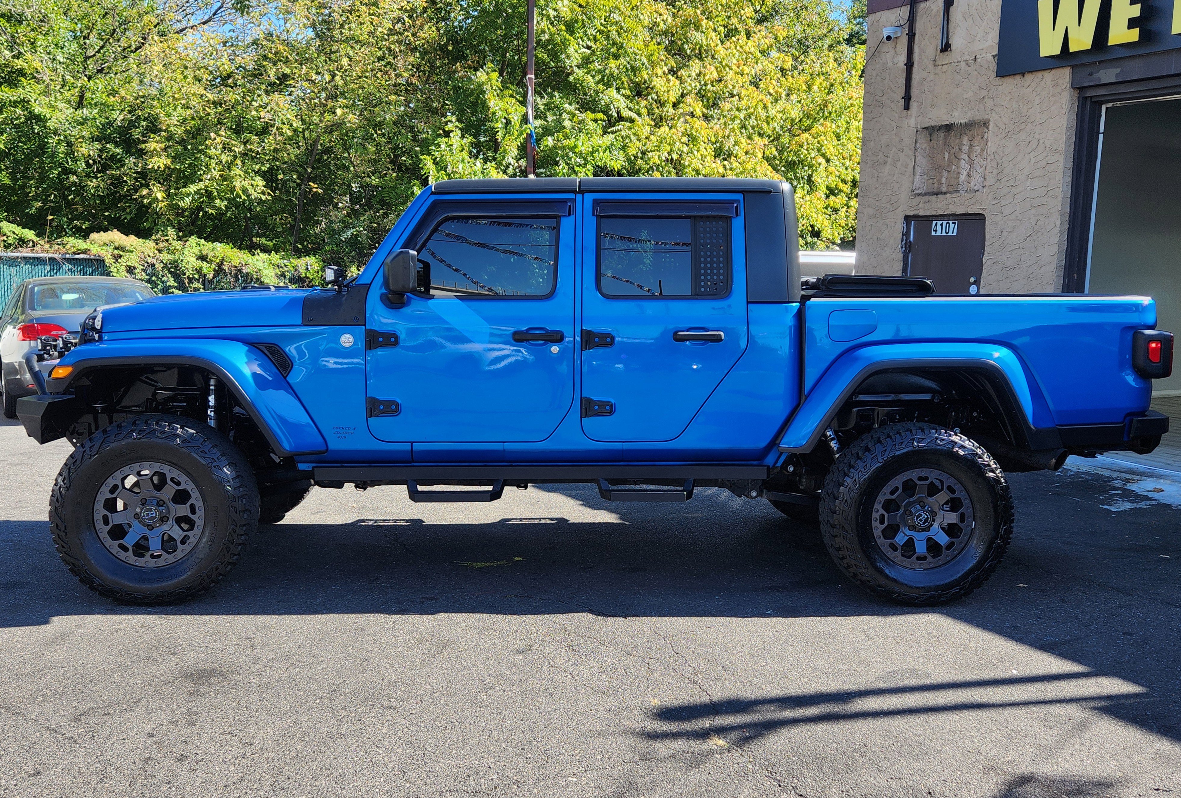 Used 2021 Jeep Gladiator Sport image 2