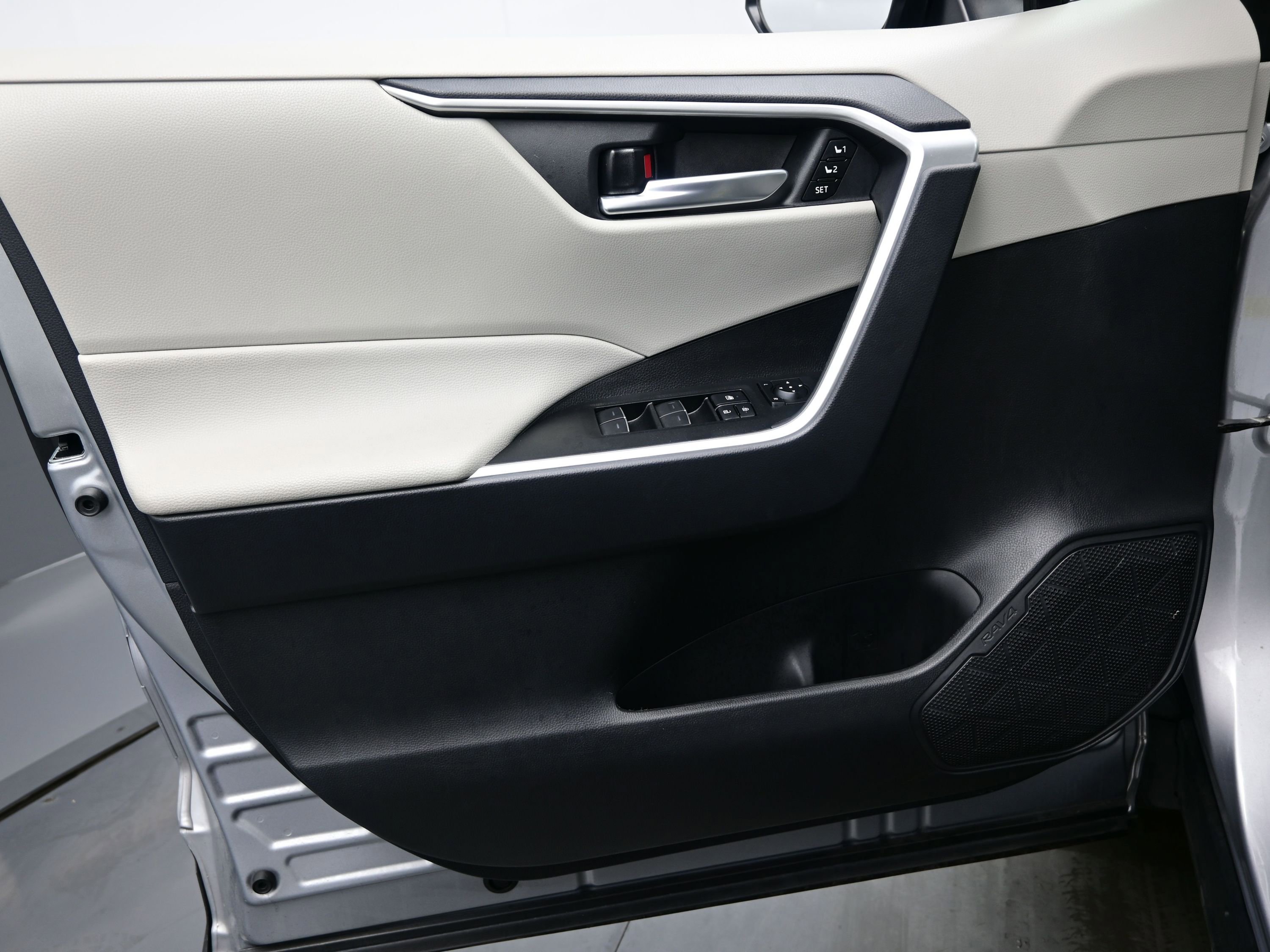 Used 2025 Toyota RAV4 XLE Premium w/ Weather Package AWD/4WD image 9