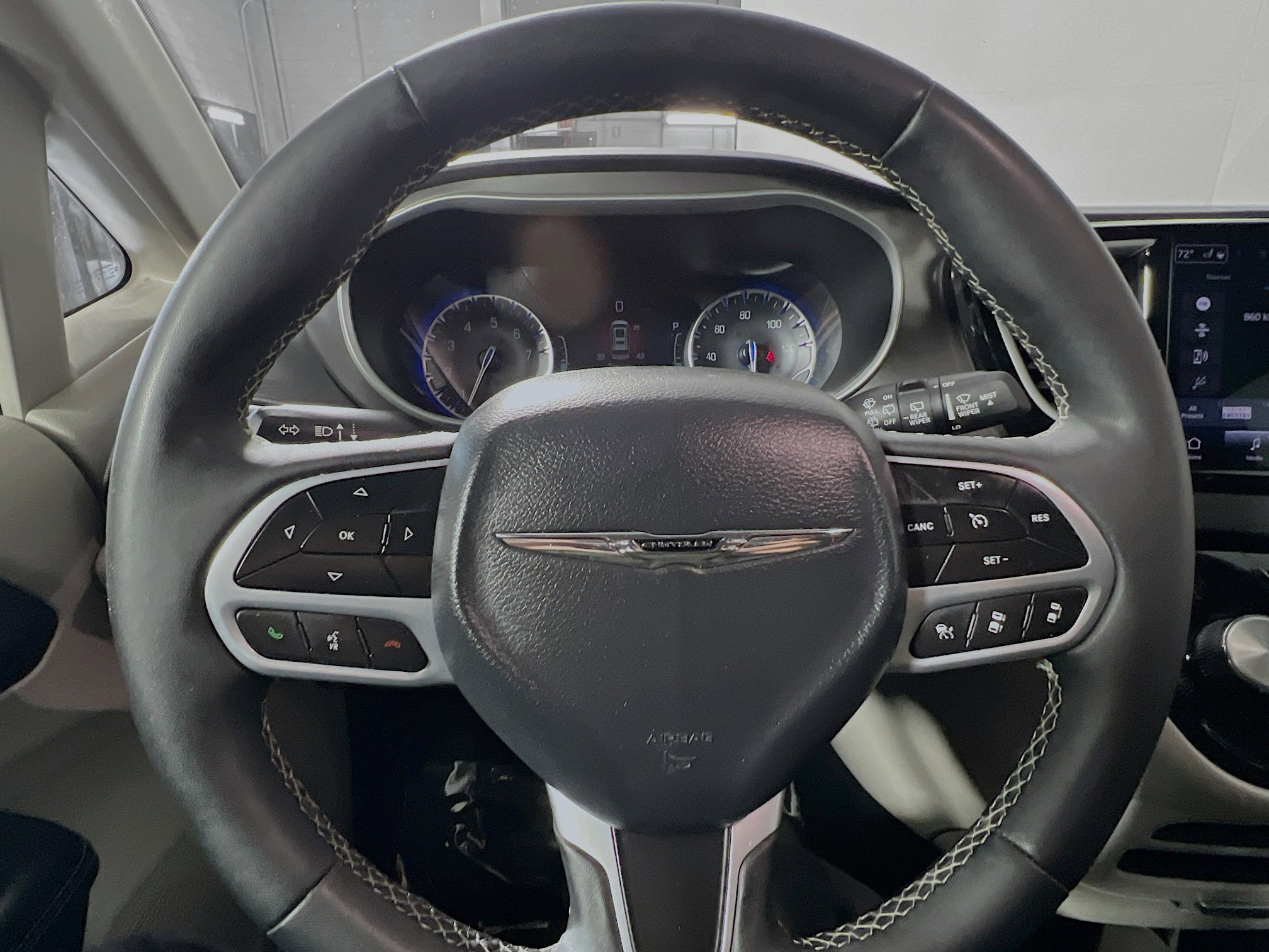 Used 2024 Chrysler Pacifica Touring-L image 18