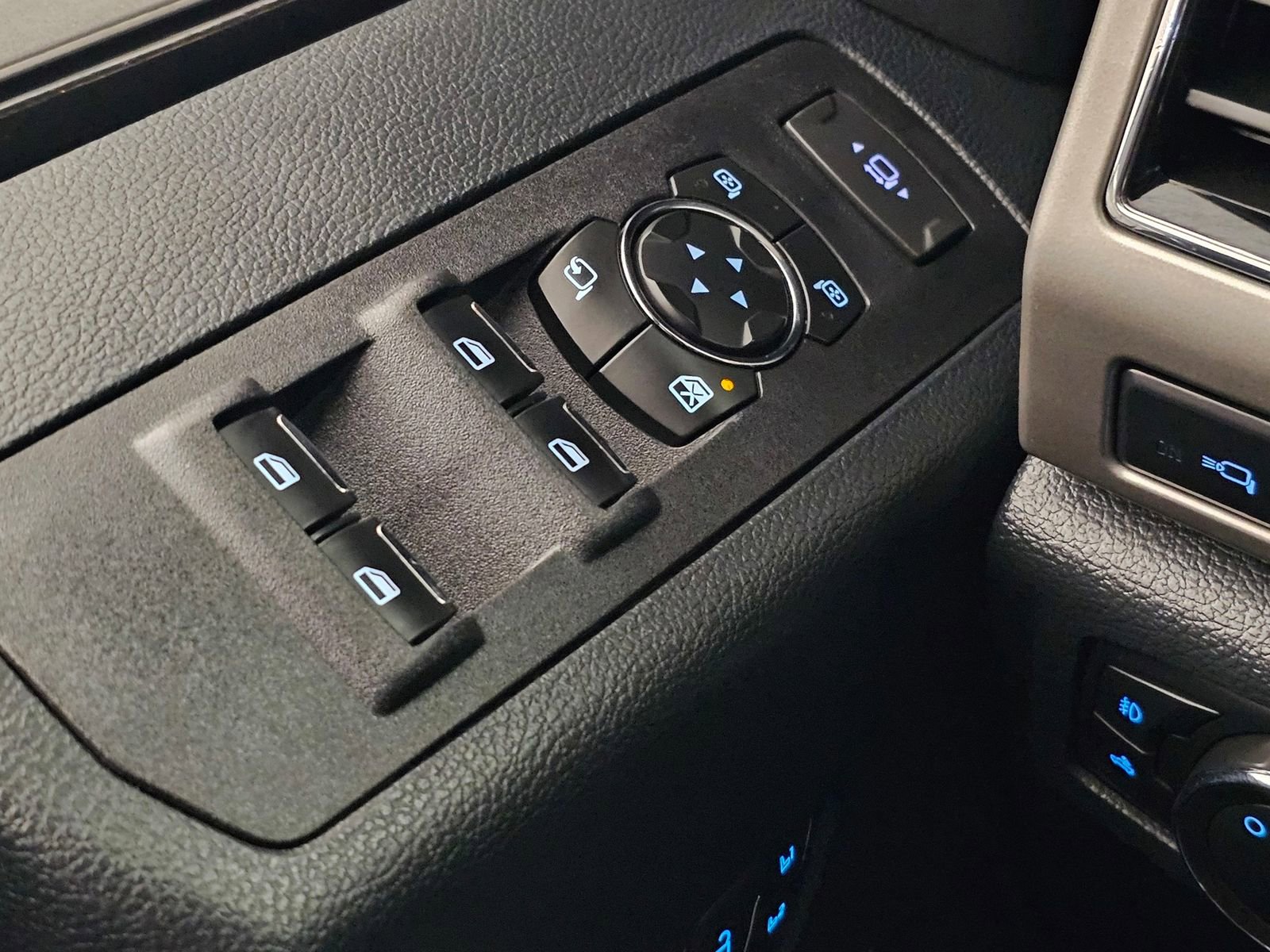 Used 2022 Ford F250 Lariat w/ Tremor Off-Road Package image 28