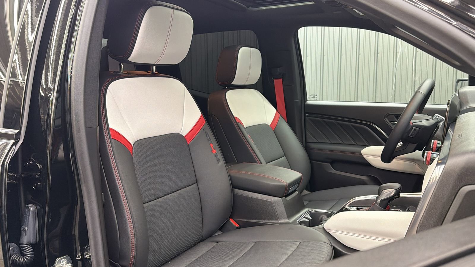 Used 2025 GMC Canyon AT4 w/ AT4X Package image 36