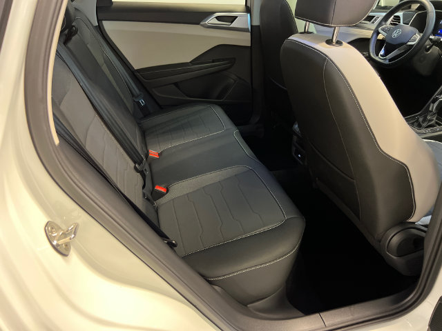 Certified 2025 Volkswagen Taos SE FWD image 12