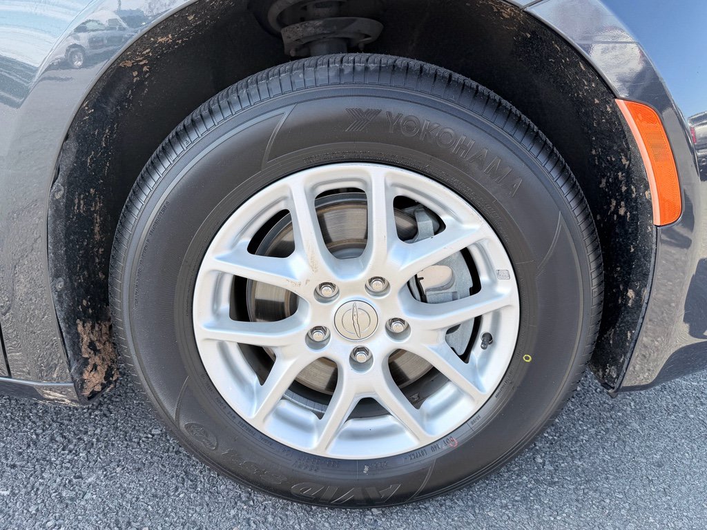 Used 2020 Chrysler Pacifica Touring-L FWD image 28