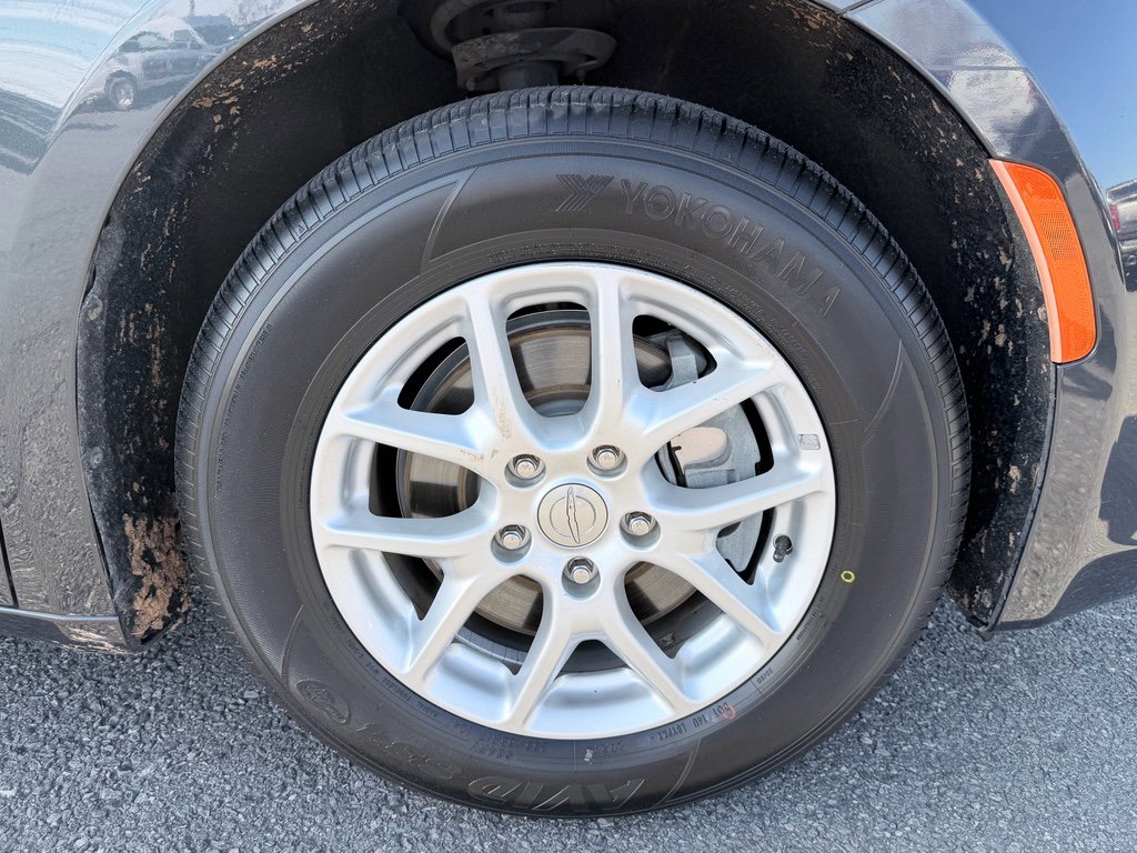 Used 2020 Chrysler Pacifica Touring-L FWD image 28