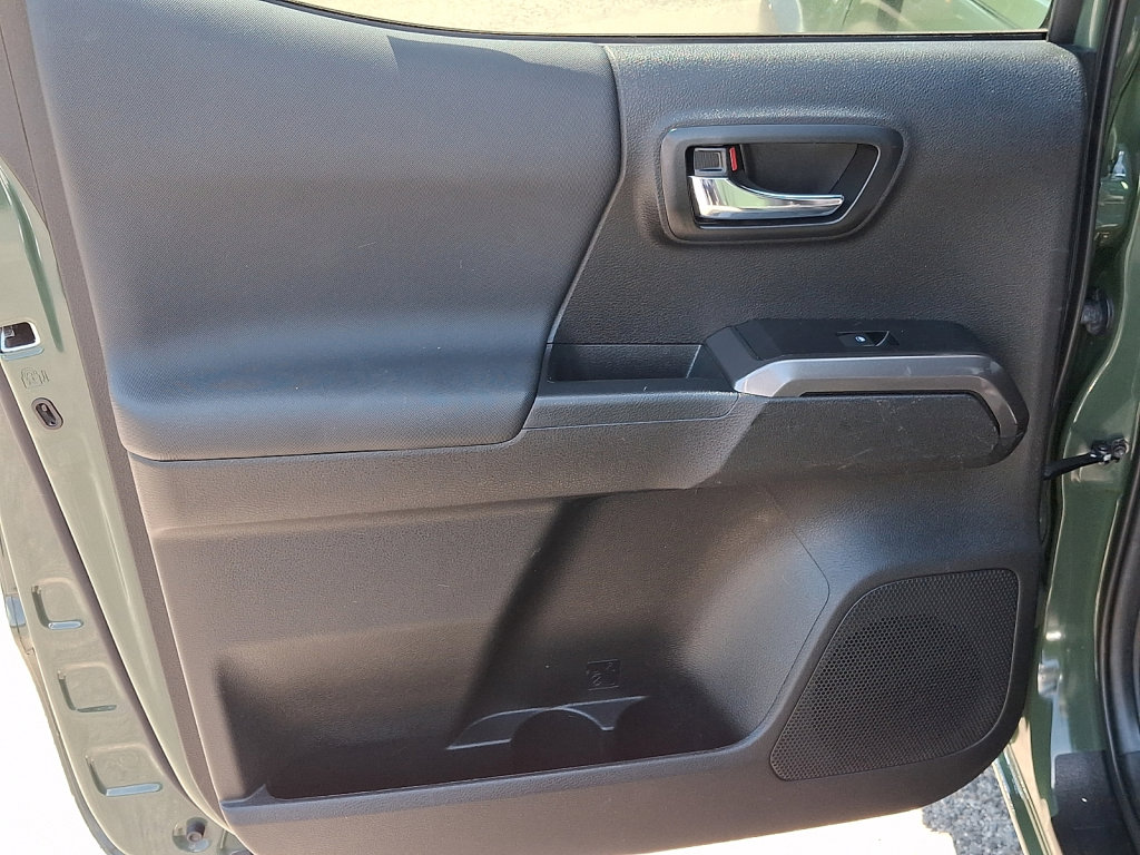 Used 2022 Toyota Tacoma TRD Off-Road AWD/4WD image 19