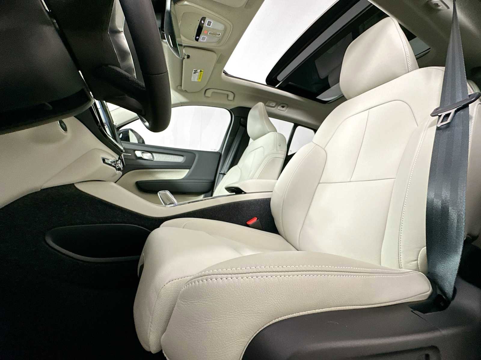 New 2026 Volvo XC40 B5 Ultra w/ Climate Package image 18