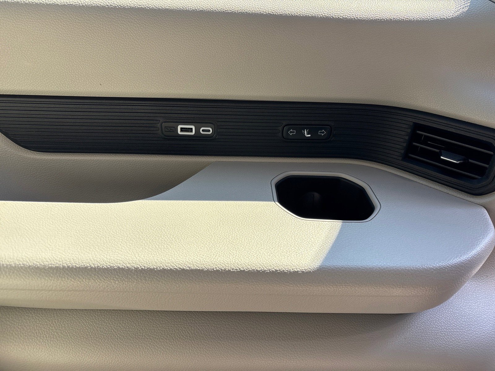 Used 2022 Jeep Wagoneer Series III w/ Flexible Seating Group image 39