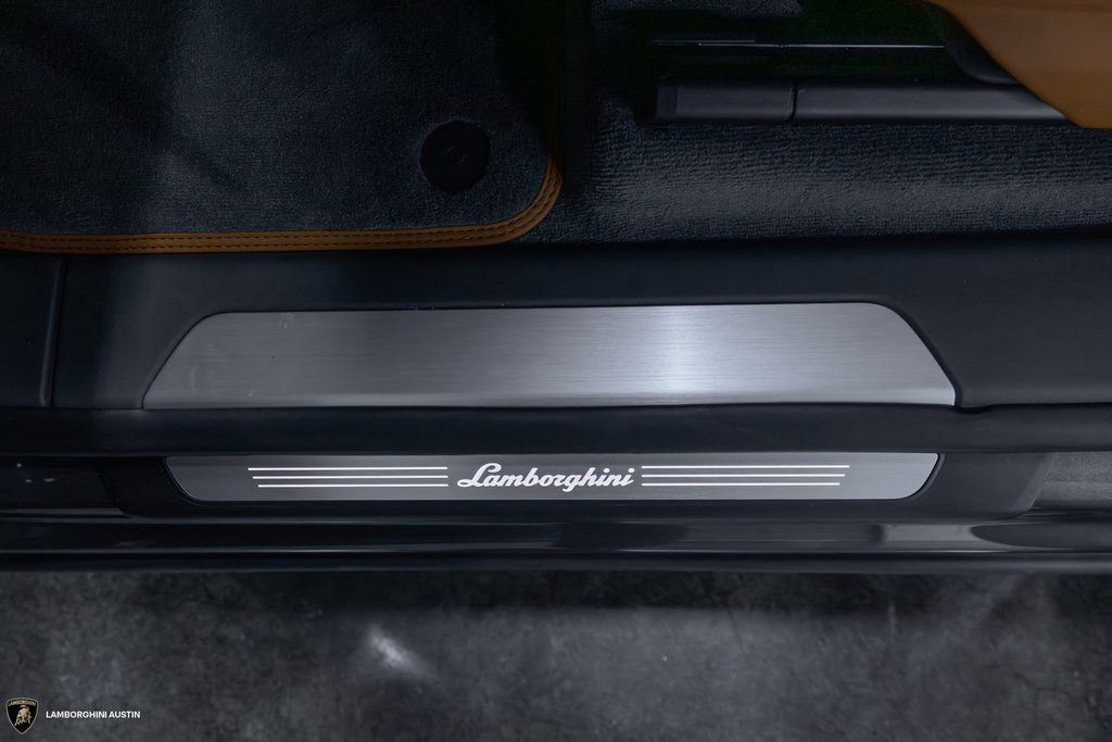 Used 2025 Lamborghini Urus SE AWD/4WD image 25