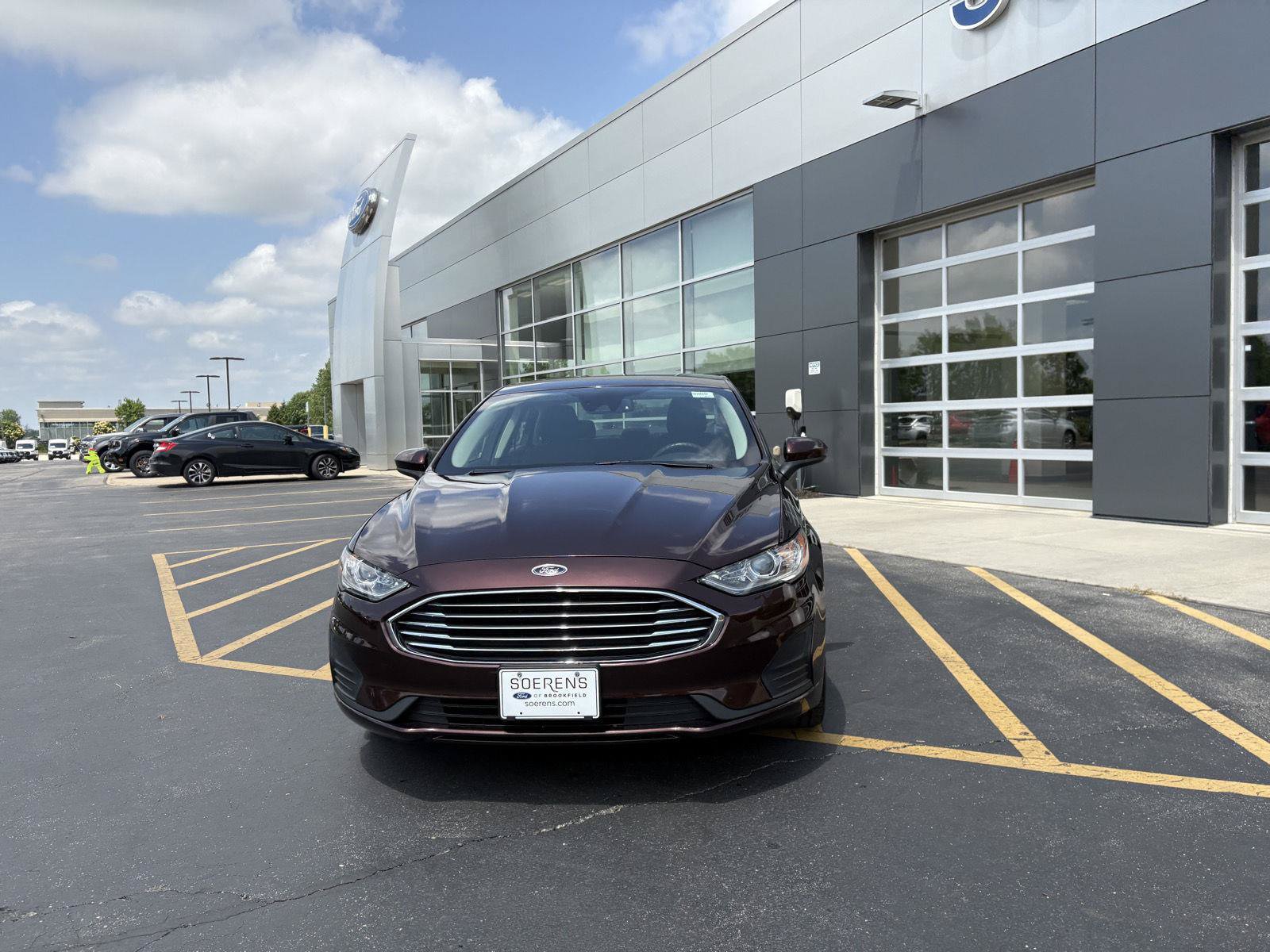Used 2019 Ford Fusion SE FWD image 2