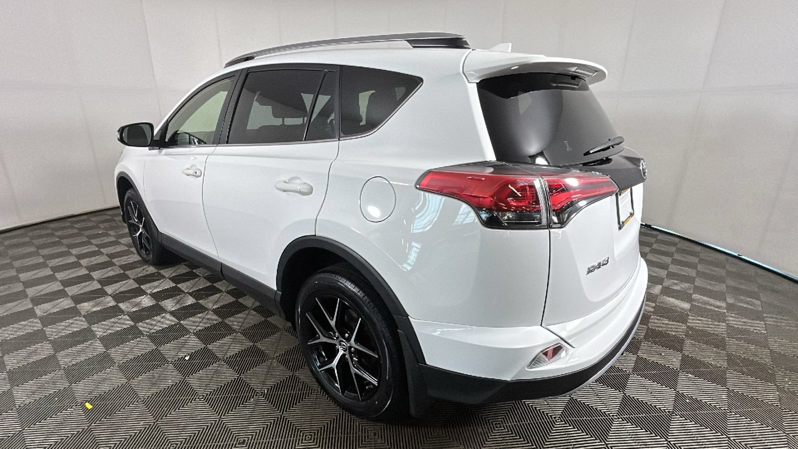 Used 2018 Toyota RAV4 SE w/ Power Extra Value Package AWD/4WD image 5