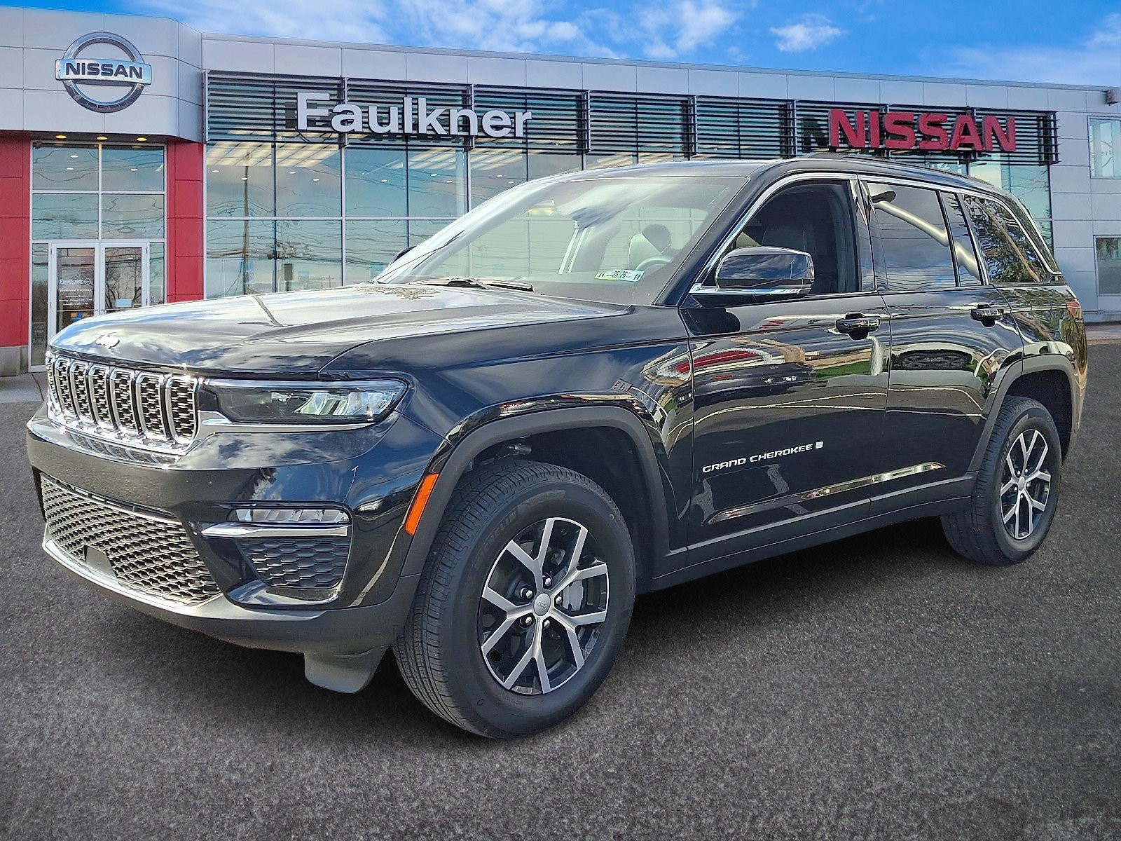 Used 2025 Jeep Grand Cherokee Limited w/ Trailer Tow Package image 3