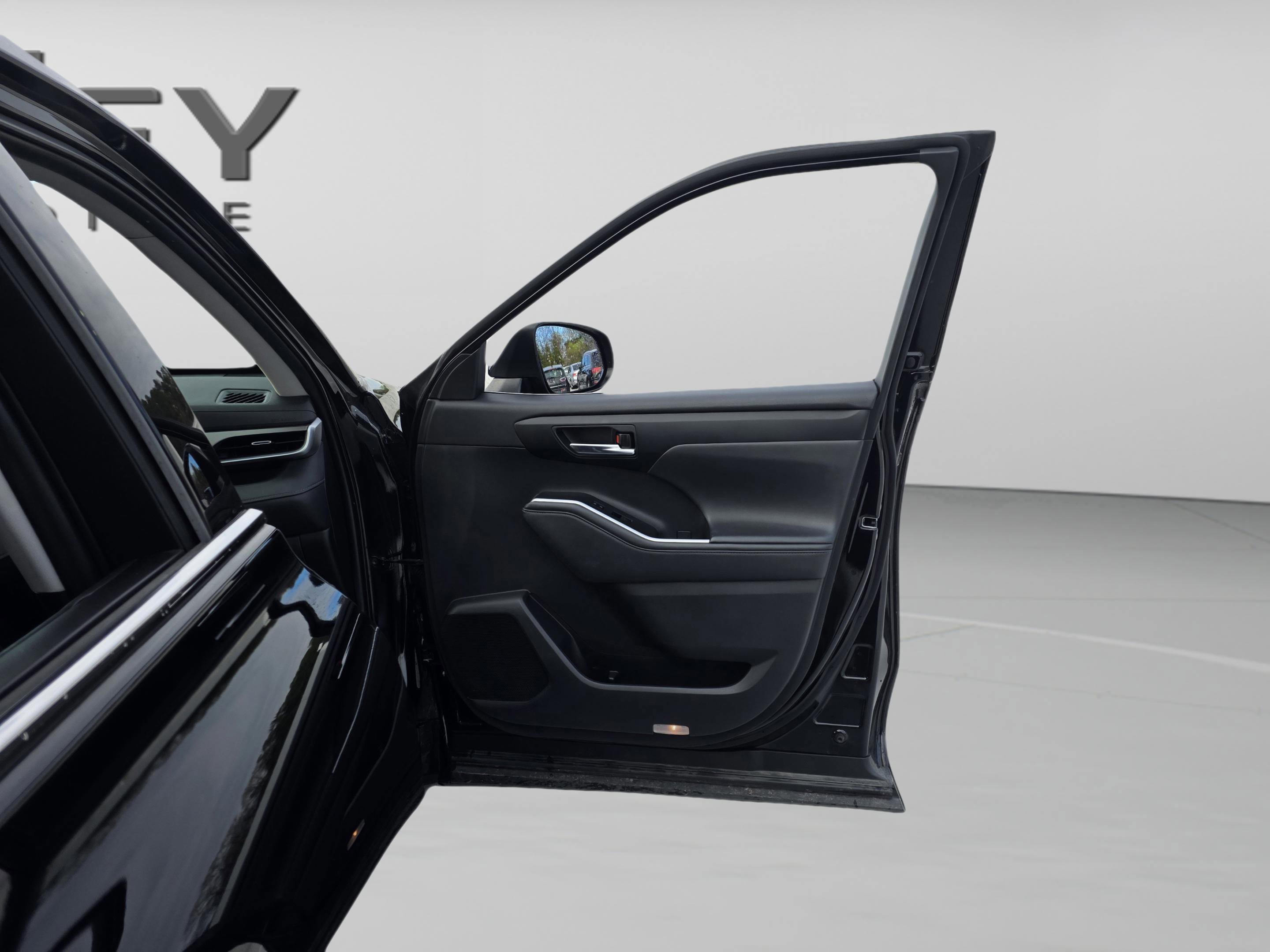 Used 2020 Toyota Highlander XLE image 27