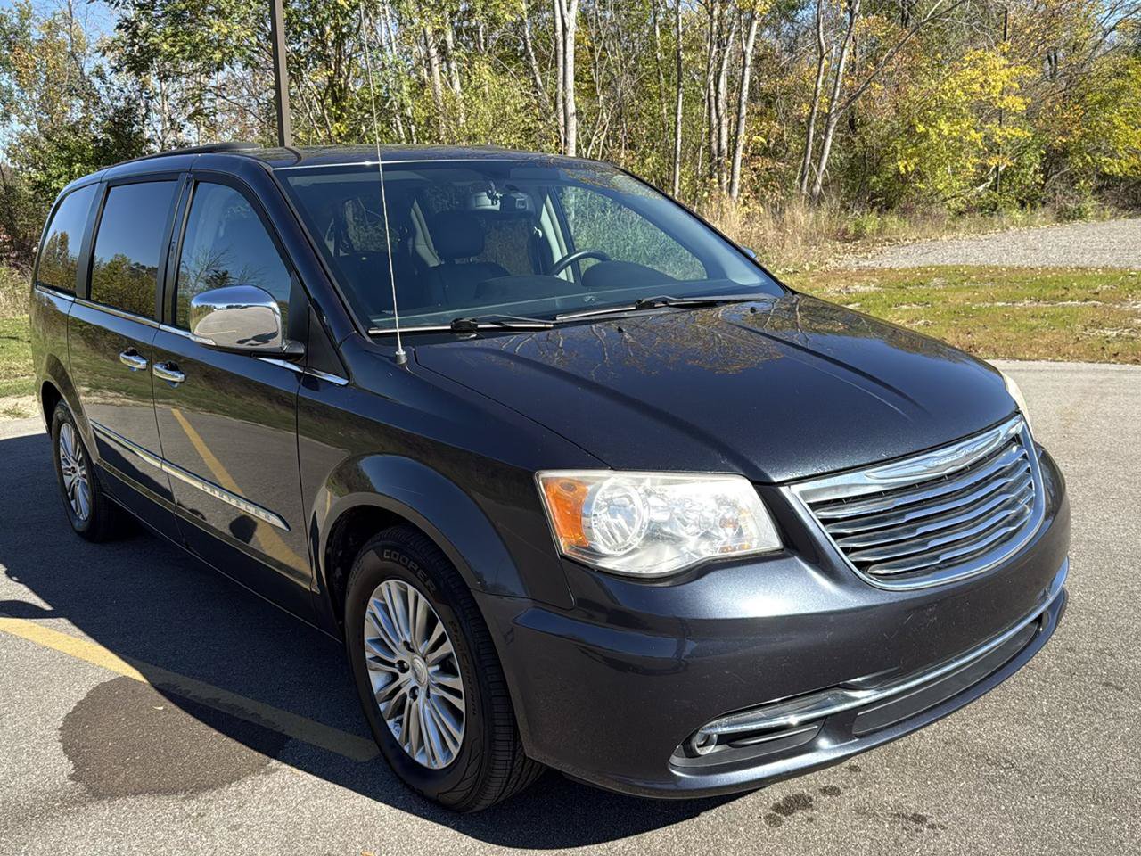 Used 2014 Chrysler Town & Country Touring-L FWD image 3