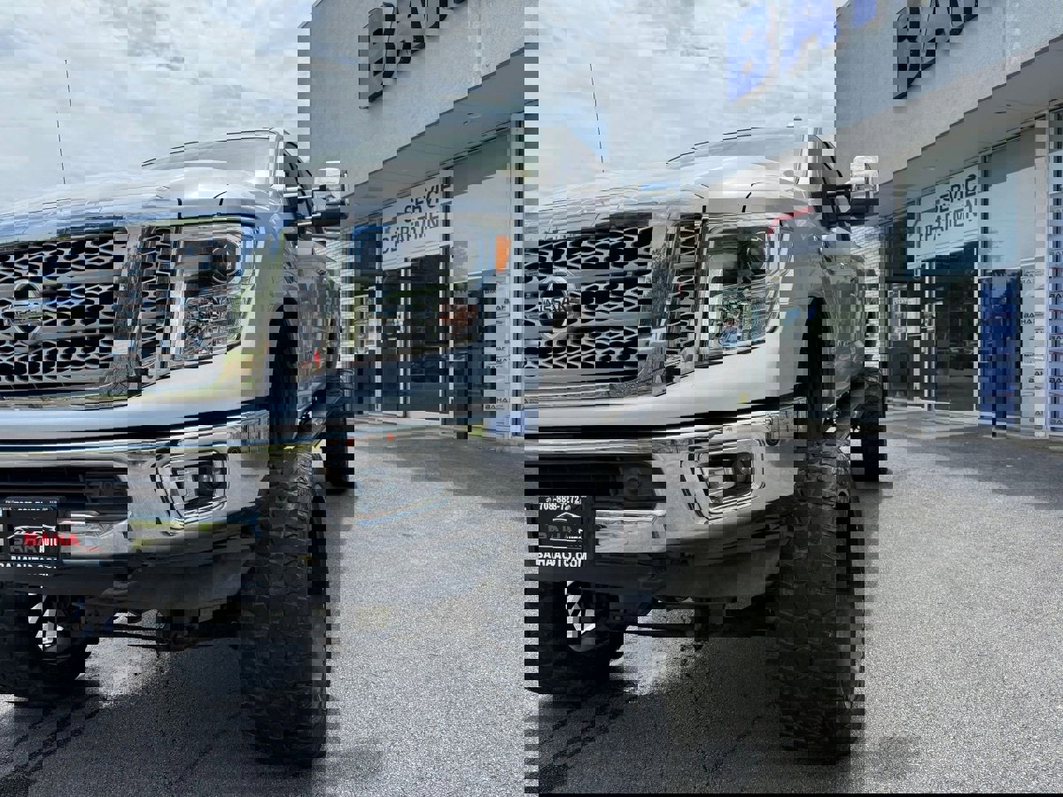 Used 2017 Nissan Titan SL image 5