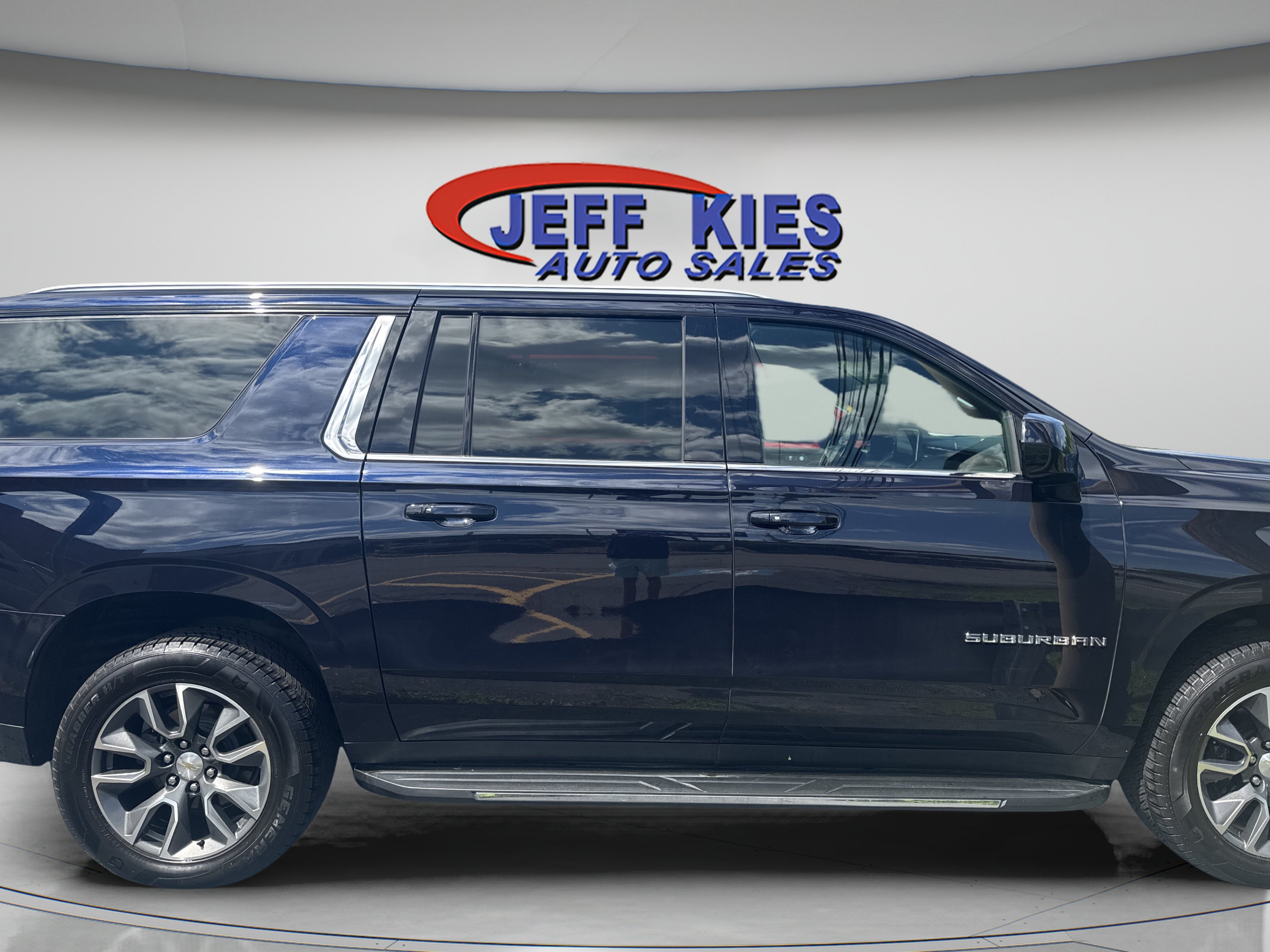 Used 2022 Chevrolet Suburban LT AWD/4WD image 4