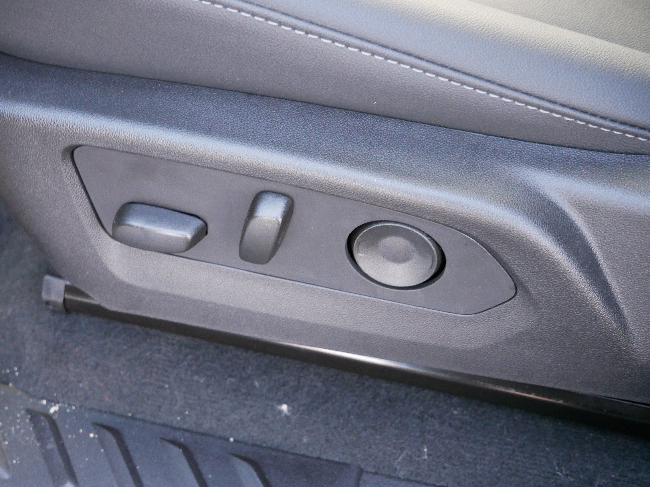 New 2026 GMC Canyon Elevation w/ Convenience Package image 17