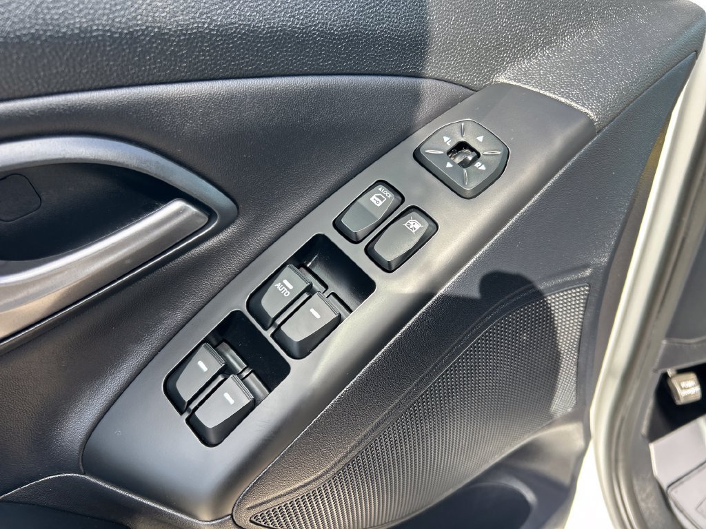 Used 2015 Hyundai Tucson SE AWD/4WD image 16