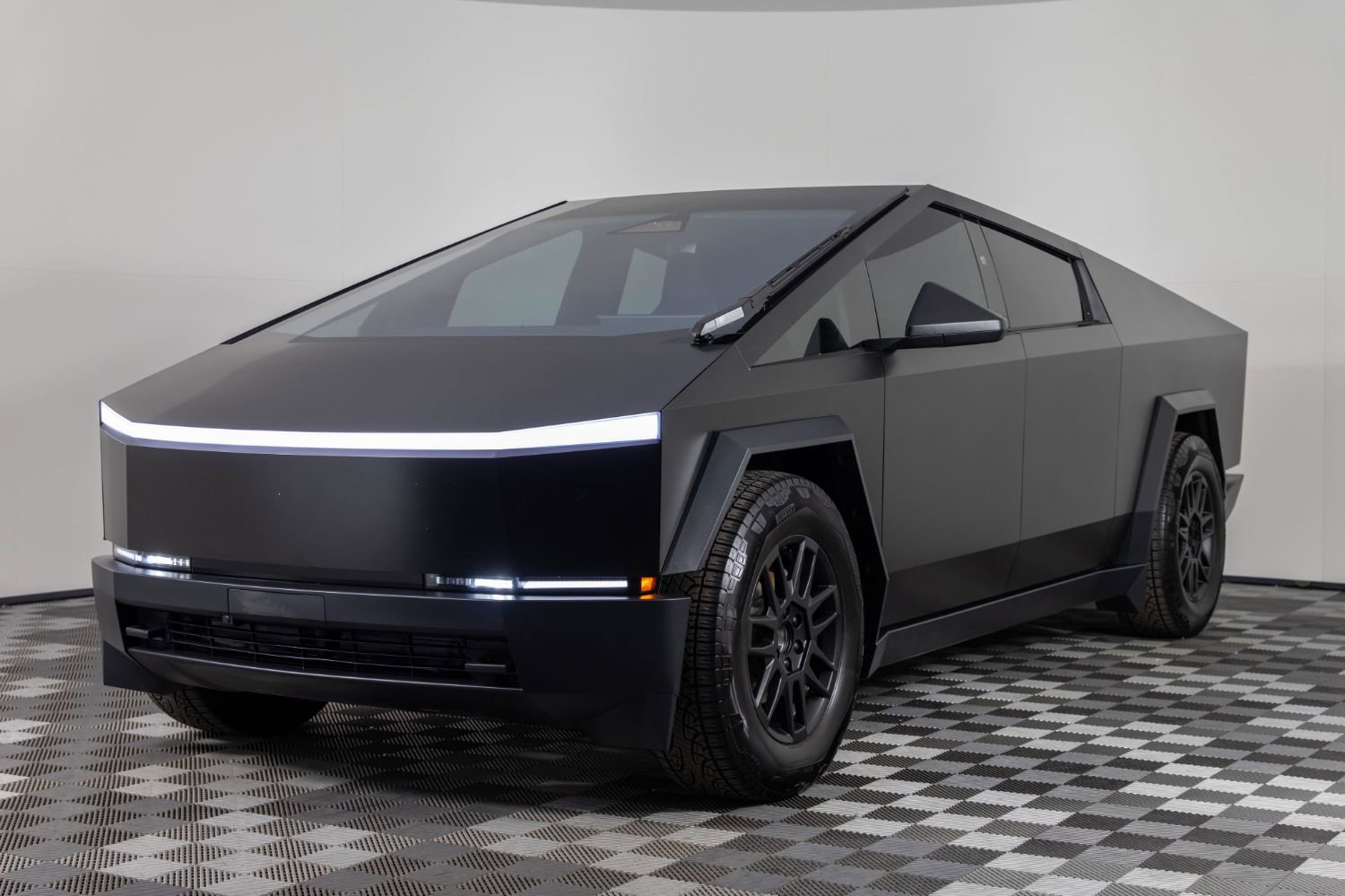 Used 2024 Tesla Cybertruck AWD Crew Cab image 2