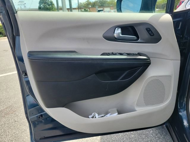 Used 2022 Chrysler Pacifica Touring-L AWD/4WD image 15