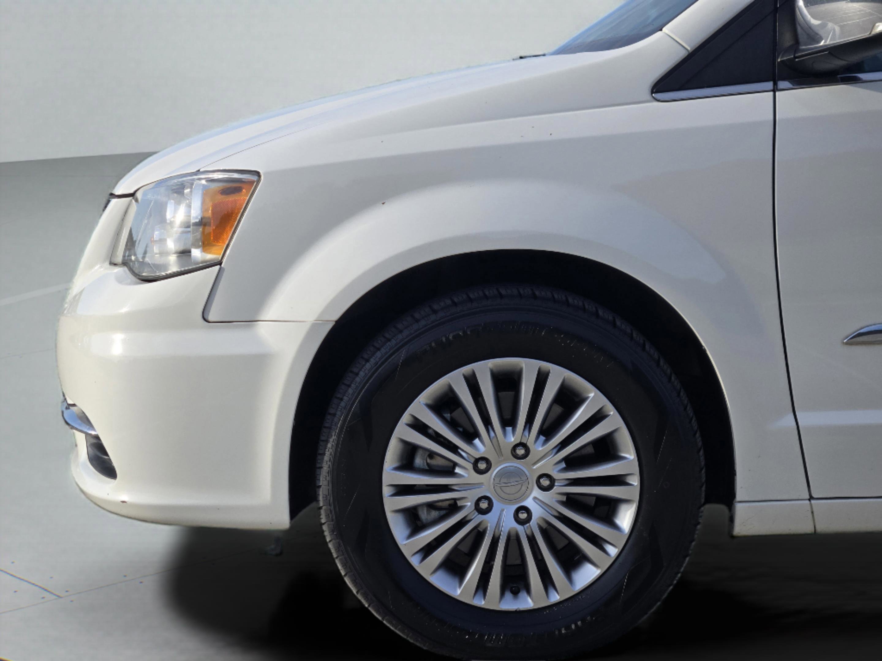 Used 2013 Chrysler Town & Country Touring-L w/ Driver Convenience Group FWD image 29